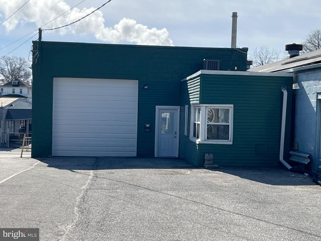 Photo of 1880 W Market Street, YORK, PA 17404 (MLS # PAYK2095384)