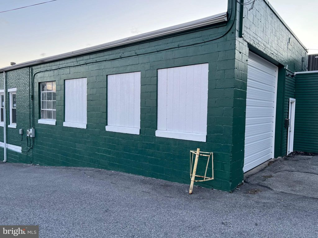 Photo of 1880 W Market Street, YORK, PA 17404 (MLS # PAYK2095384)