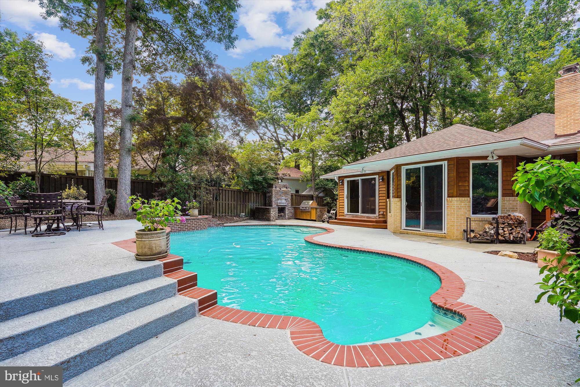 LAKE BARCROFT - Residential