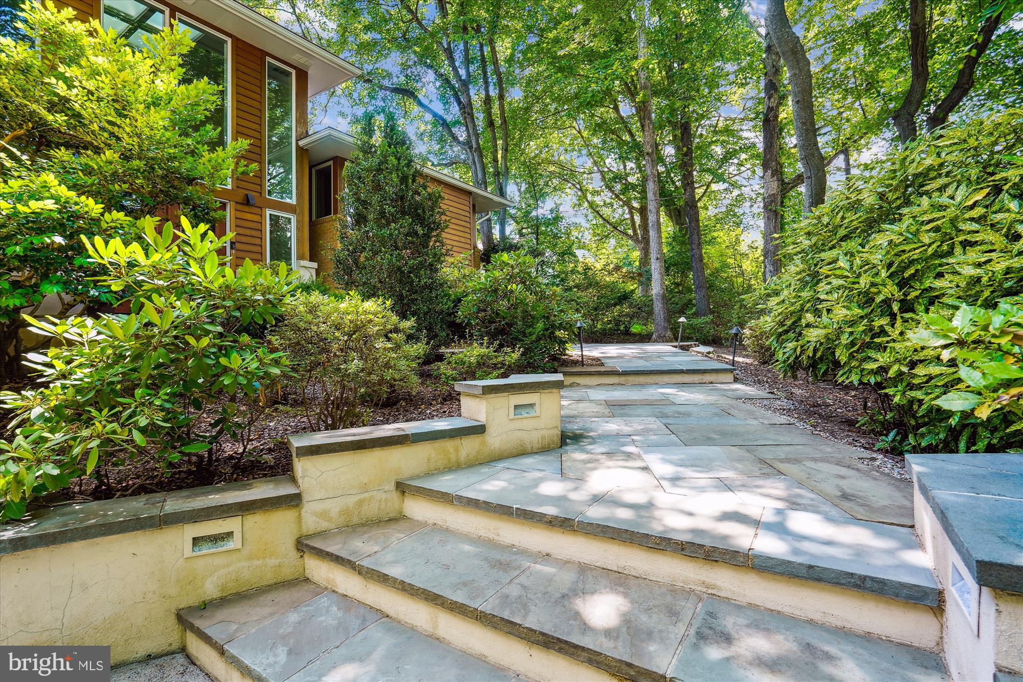 LAKE BARCROFT - Residential