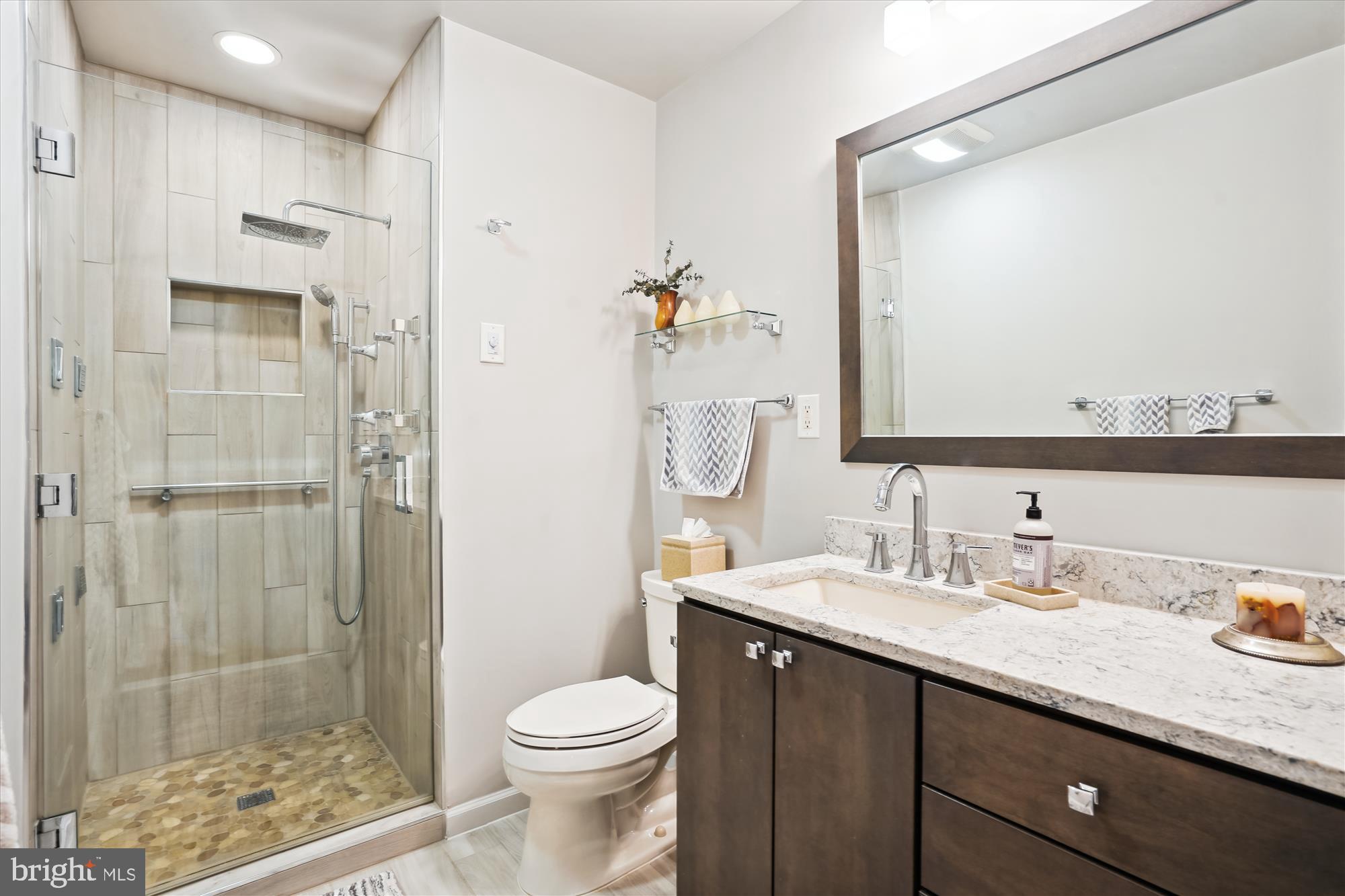 LAKE BARCROFT - Residential