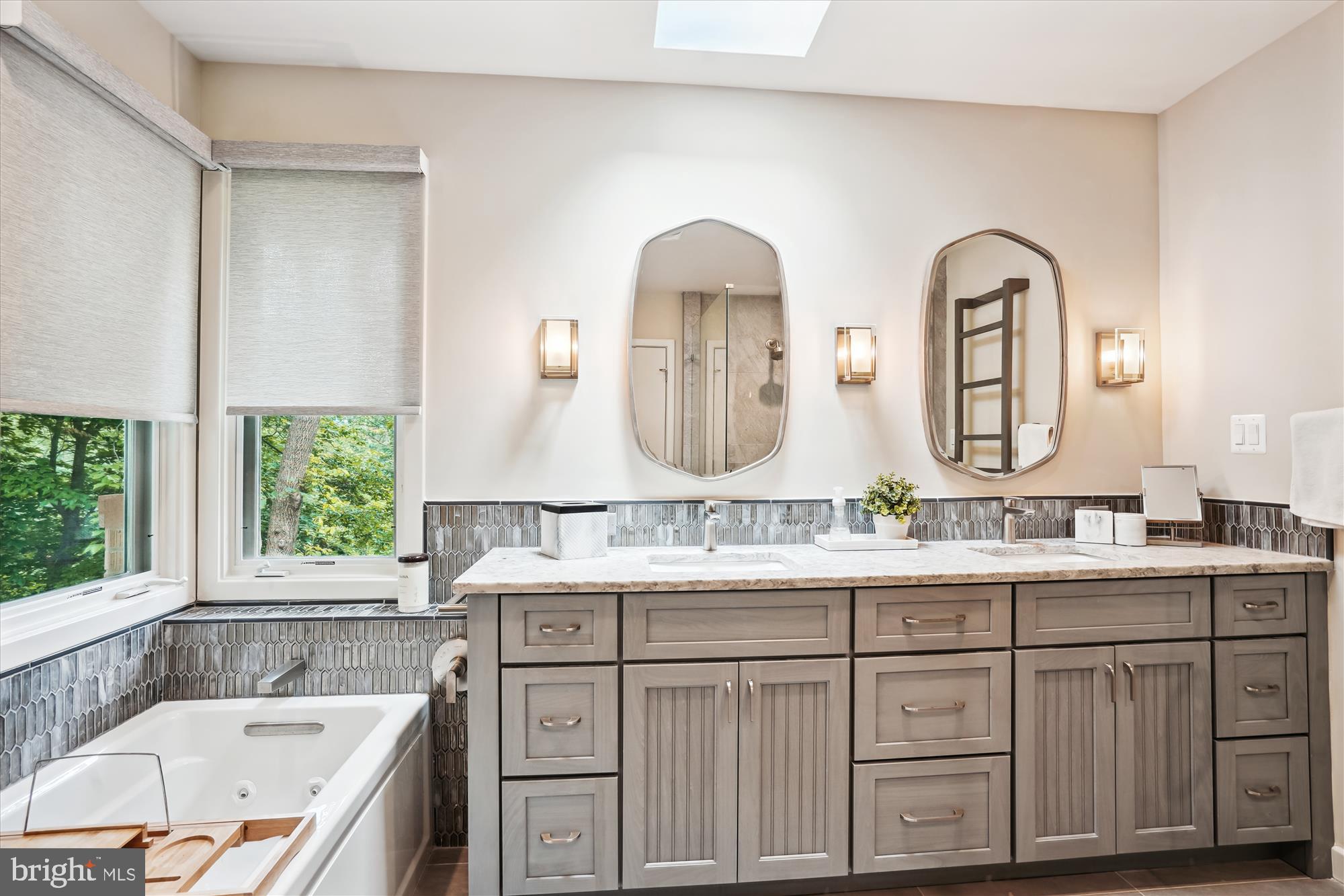 LAKE BARCROFT - Residential