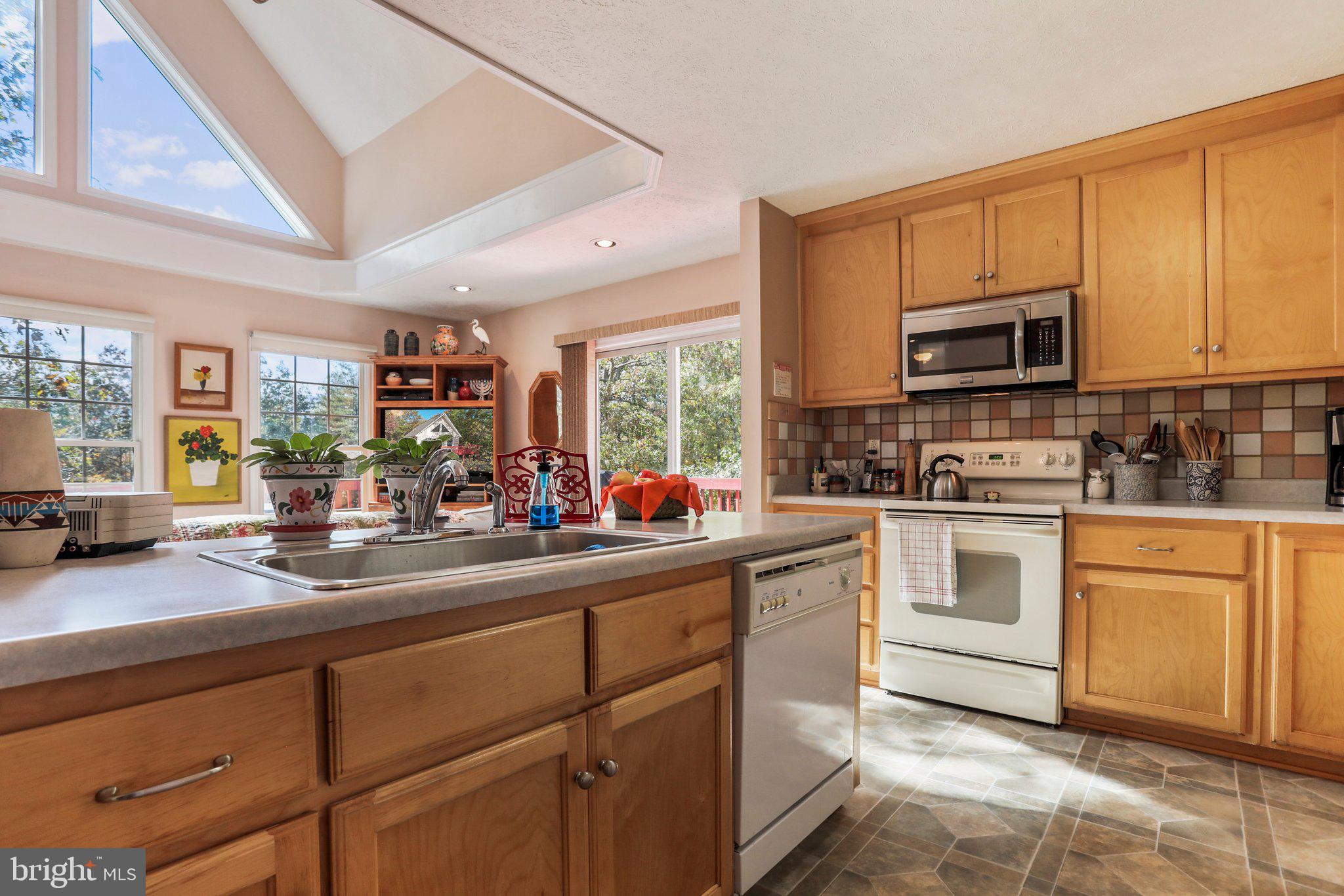 COLONIAL VILLAGE - Residential