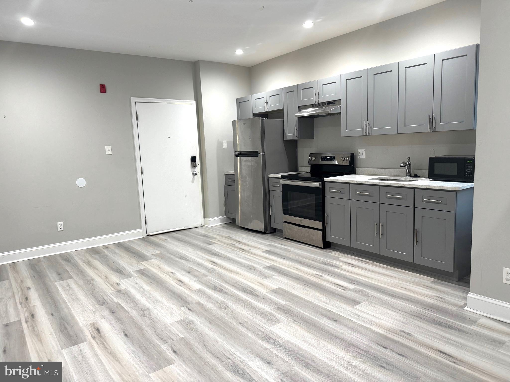 💥💥TEMPLE UNIVERSITY HOSPITAL !!!💥💥
Modern 1 Bedroom Apartment On North Broad St
Welcome to your newly renovated 1 -bedroom, 1-bathroom retreat nestled in the vibrant scene of North Broad Street! This modern apartment features stainless steel appliances, creating a stylish and functional kitchen for all your culinary delights. You’ll also appreciate the convenience of an in-unit washer and dryer, along with efficient central heating and air conditioning for year-round comfort.
Step outside to explore a lively neighborhood filled with delightful eateries and unique shops, all just a stone's throw away. Commuting is a breeze with the Broad Street Train Station and bus line mere steps from your front door. Additionally, you'll be just a short distance from the esteemed Temple University Hospital.
This apartment perfectly blends comfort, style, and an unbeatable location—ideal for anyone looking to enjoy the best of city living.
We gladly accept PHA and all voucher programs. Your housing needs are important to us, and we are committed to providing a comfortable and accommodating living environment for everyone.
For more information, feel free to reach out or visit our website.
Thank you for considering us for your next home! Don’t let this one slip away!