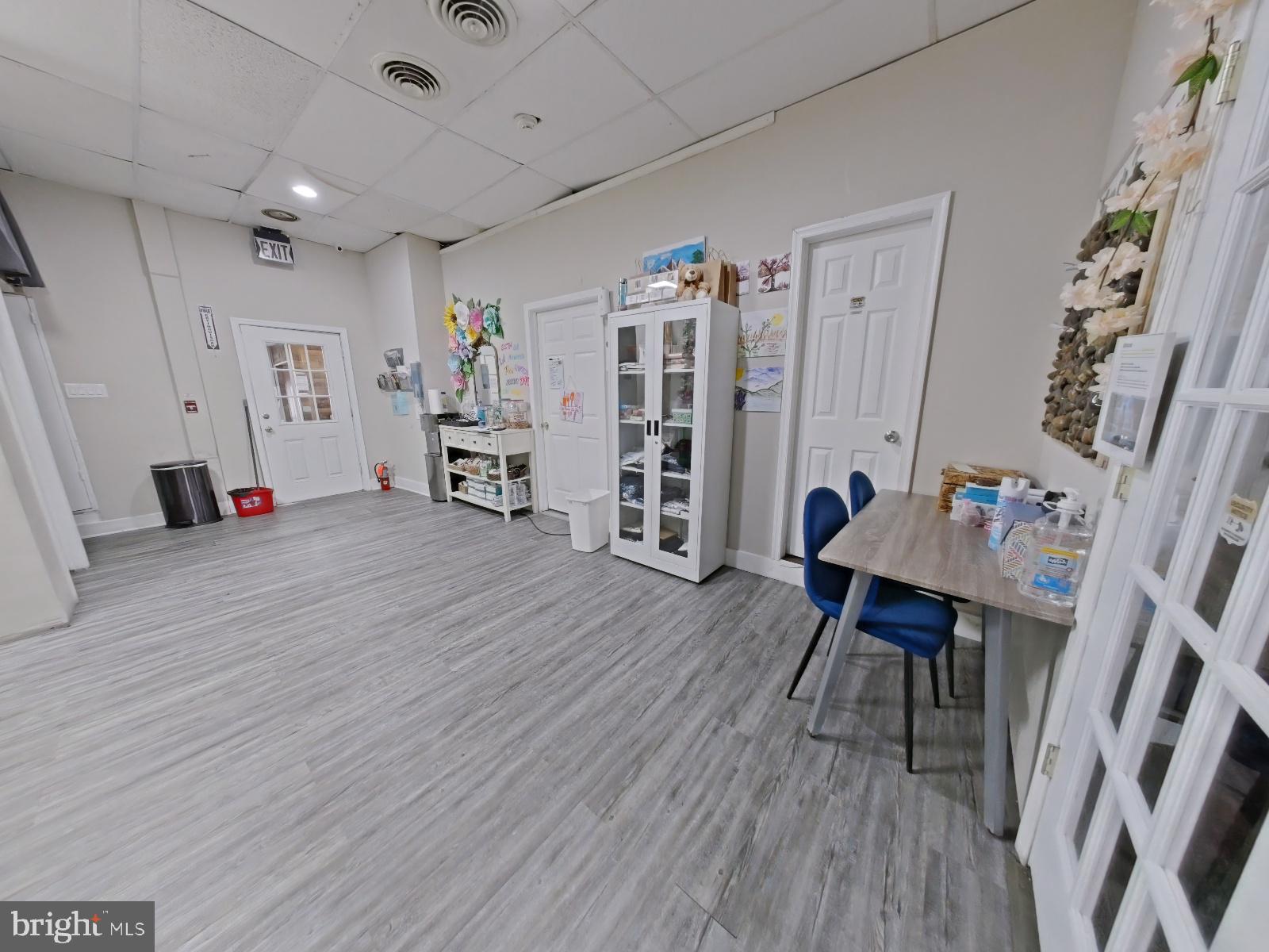 FRANKFORD - Commercial Sale