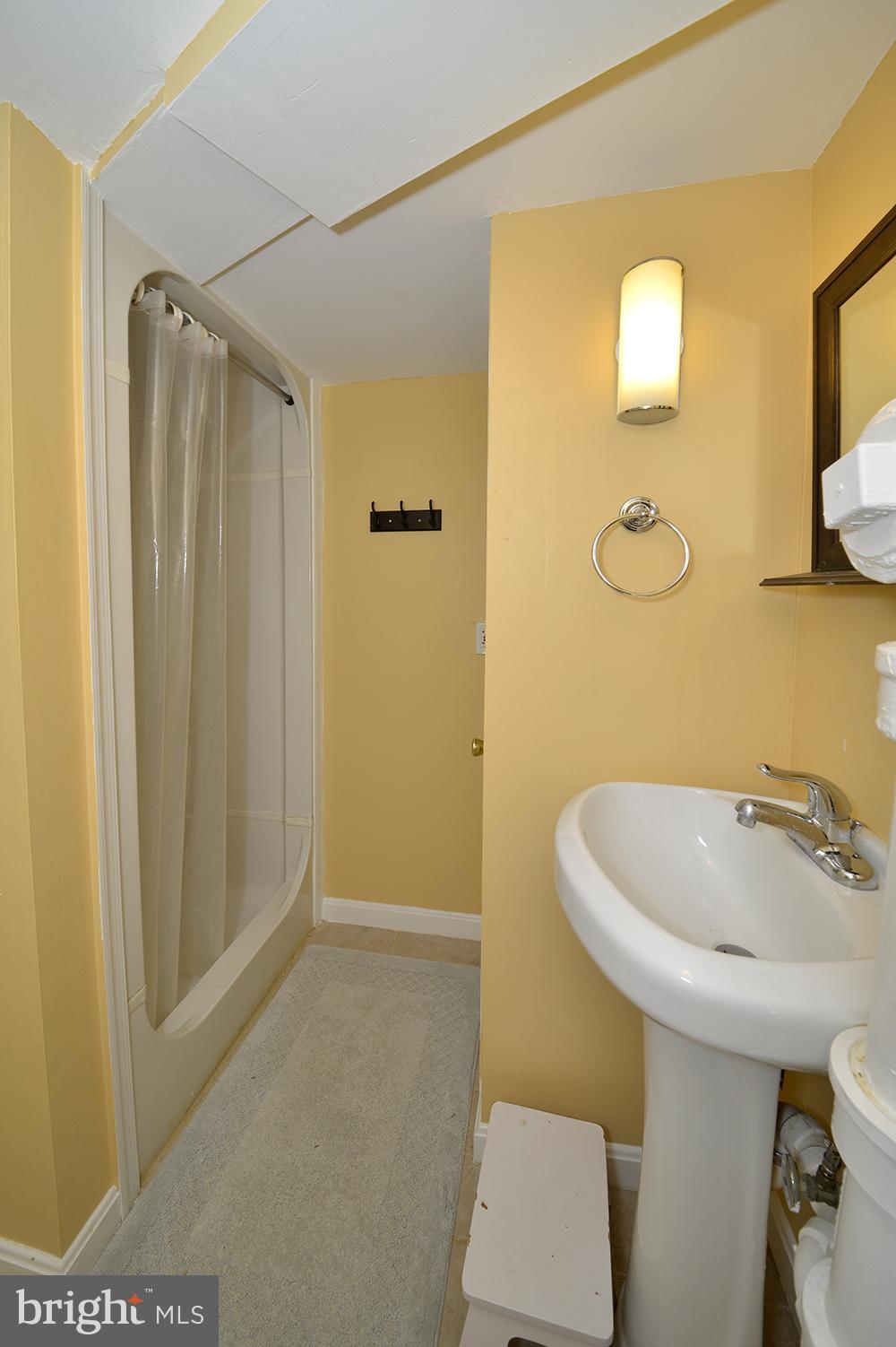 WEST VIENNA WOODS - Residential Lease