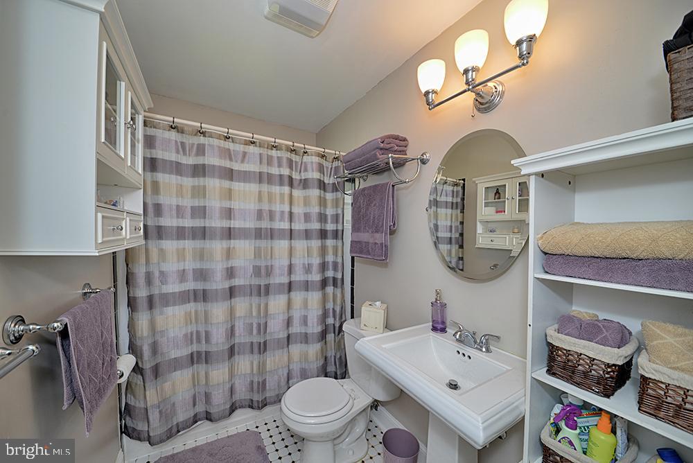 WEST VIENNA WOODS - Residential Lease