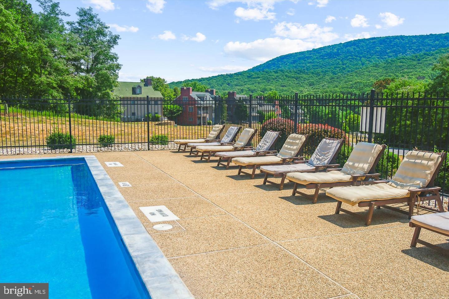 WHITETAIL MOUNTAINSIDE HOMES - Residential