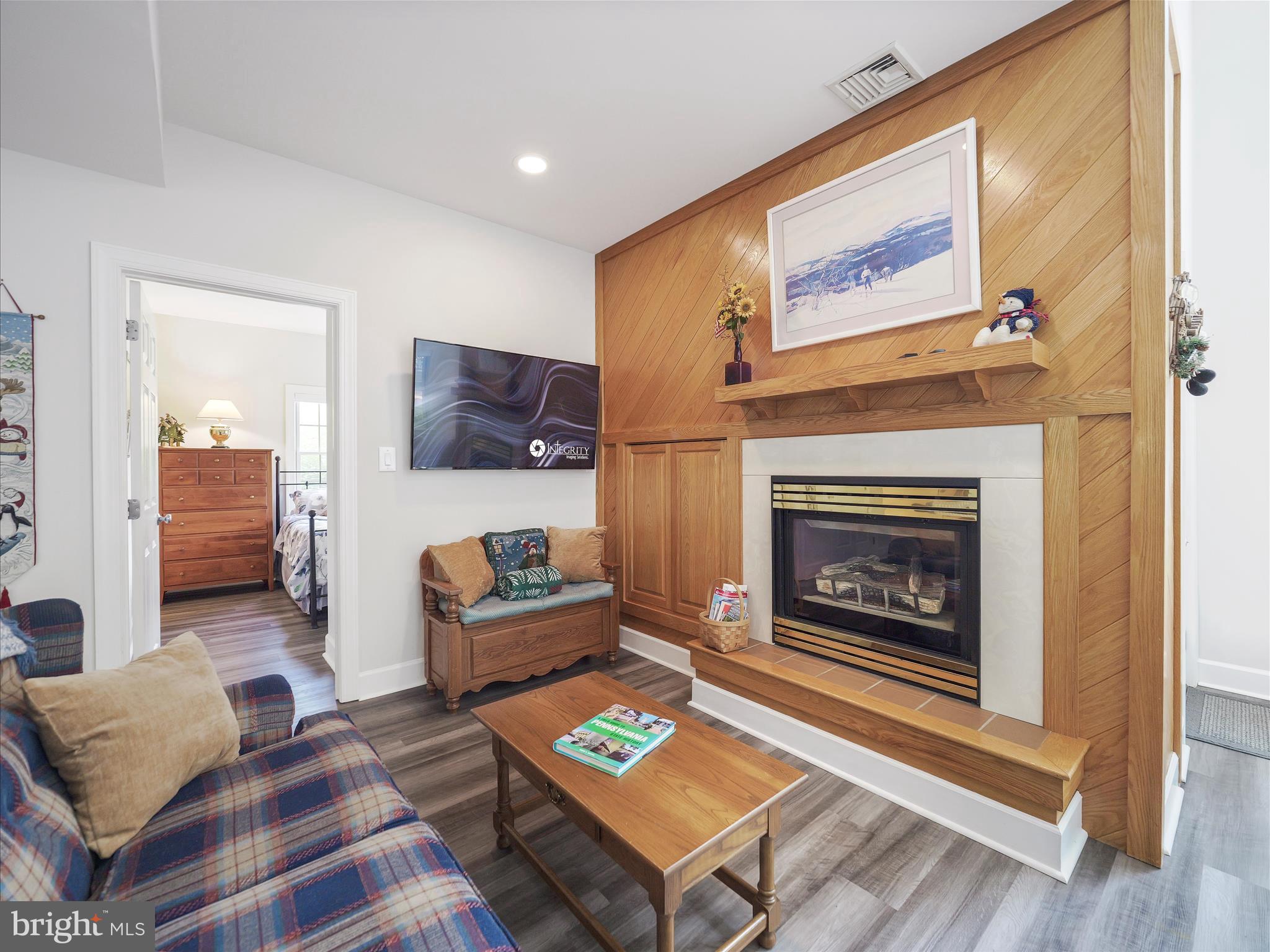 WHITETAIL MOUNTAINSIDE HOMES - Residential