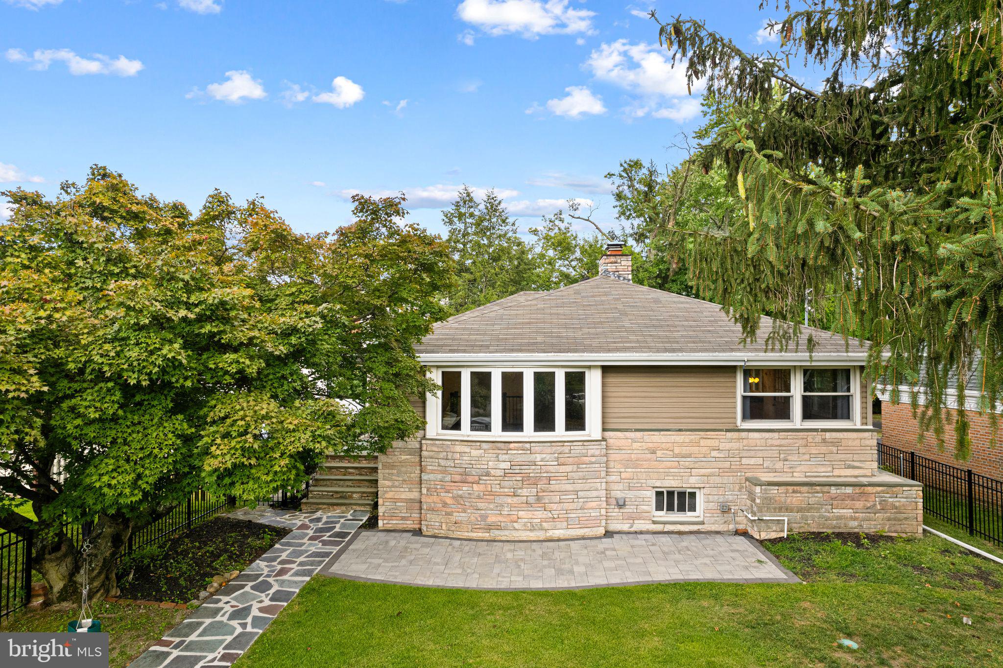 212 CRYSTAL LAKE AVENUE