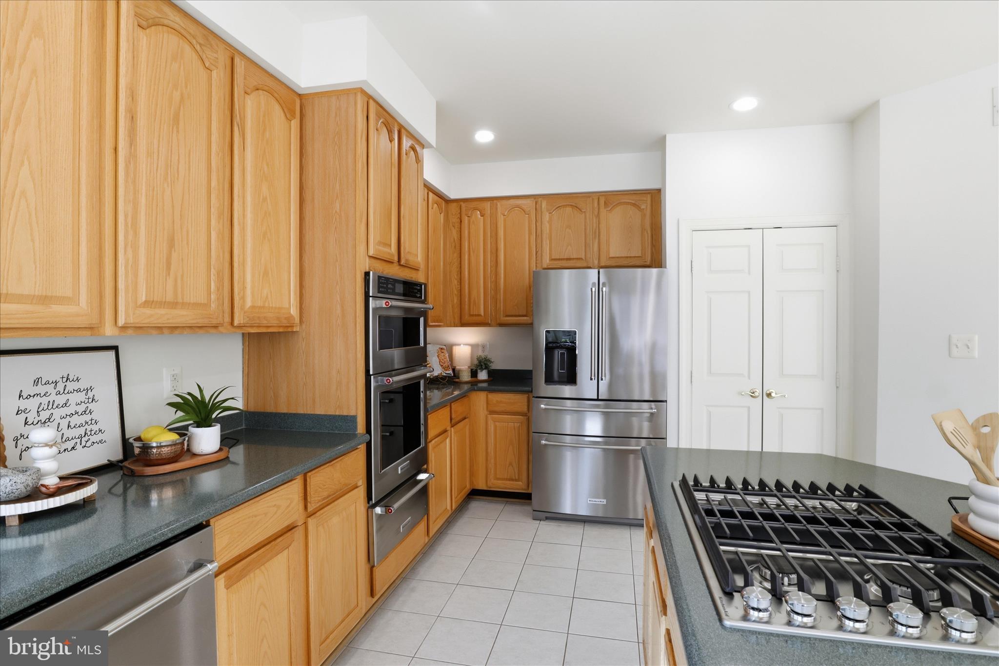 PALISADES POINTE - Residential