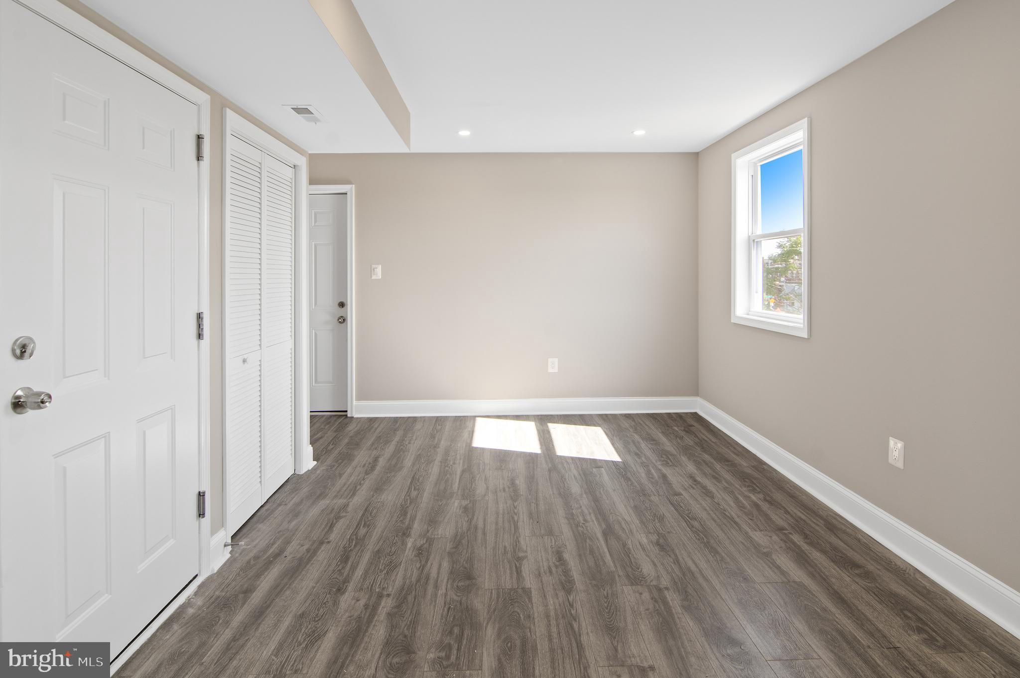 ELLWOOD PARK - Residential Lease