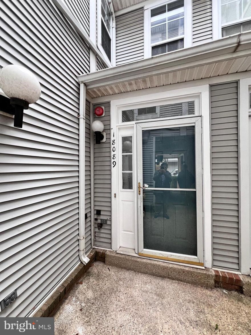 NEWLEY REMODEL THREE LEVEL TOWNHOUSE WITH ONE CAR GARAGE, UPDATED KITCHEN AND BATHROOM, LARGE & BRIGHT LIVING ROOM WITH GAS FIREPLACE, SGD LEADS TO DECK, SEPARATE DINING ROOM, TABLE SPACE KITCHEN, HUGE MAIN BEDROOM WITH WALK-IN CLOSET, WALKOUT BASEMENT WITH REC. ROOM FULL BATH IN THE BASEMENT, CLOSE TO SHOPPING AND TRANSPORTATION.