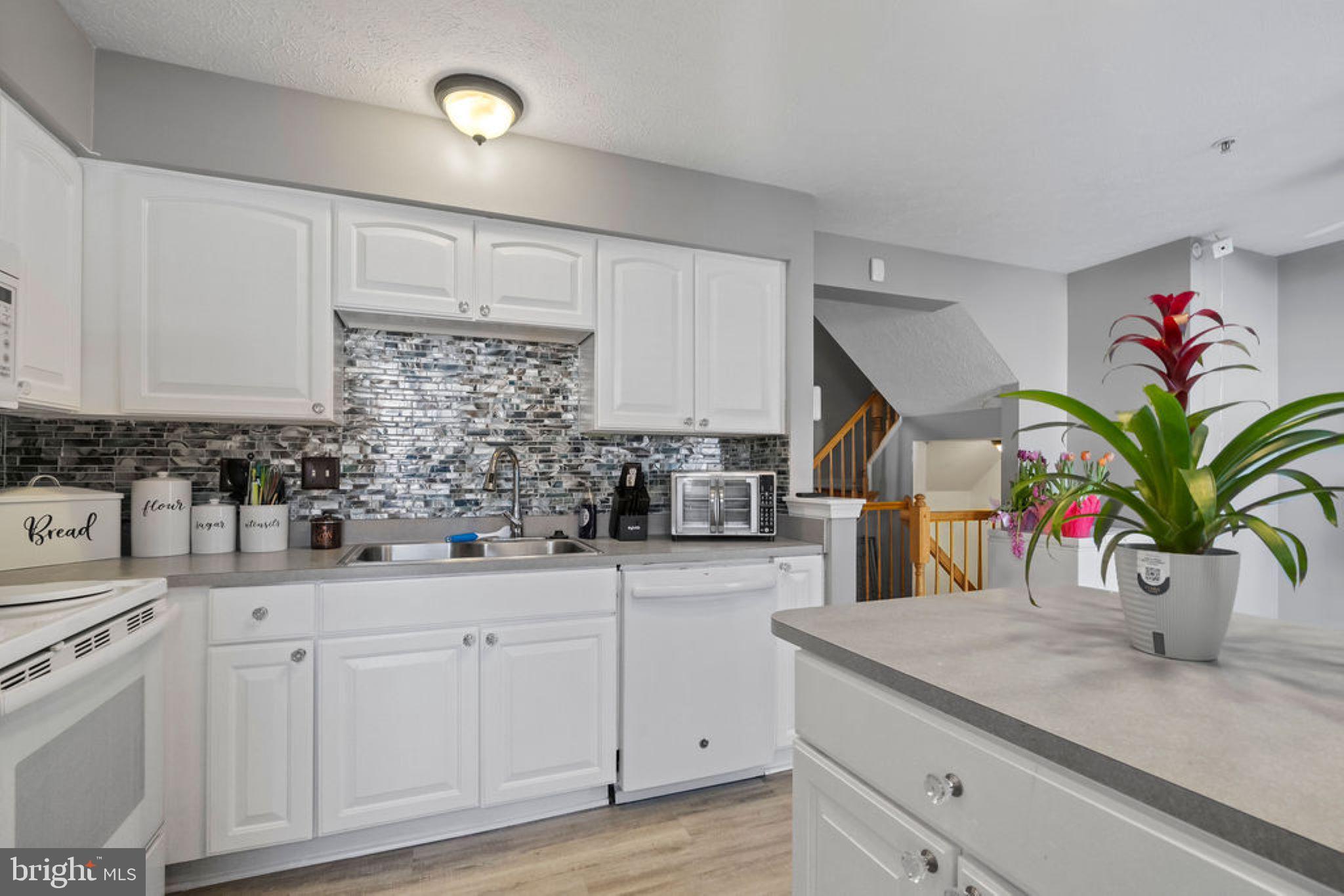 HOLLY WOODS - Residential