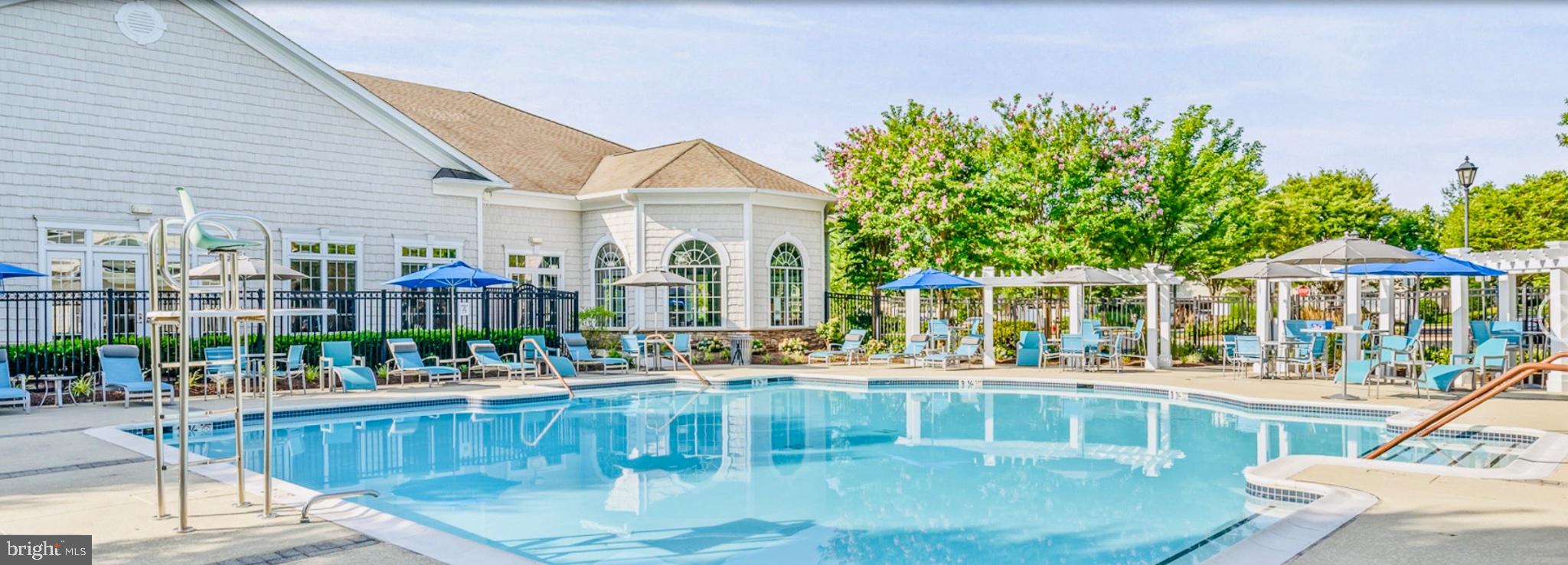 44369 MALTESE FALCON SQUARE