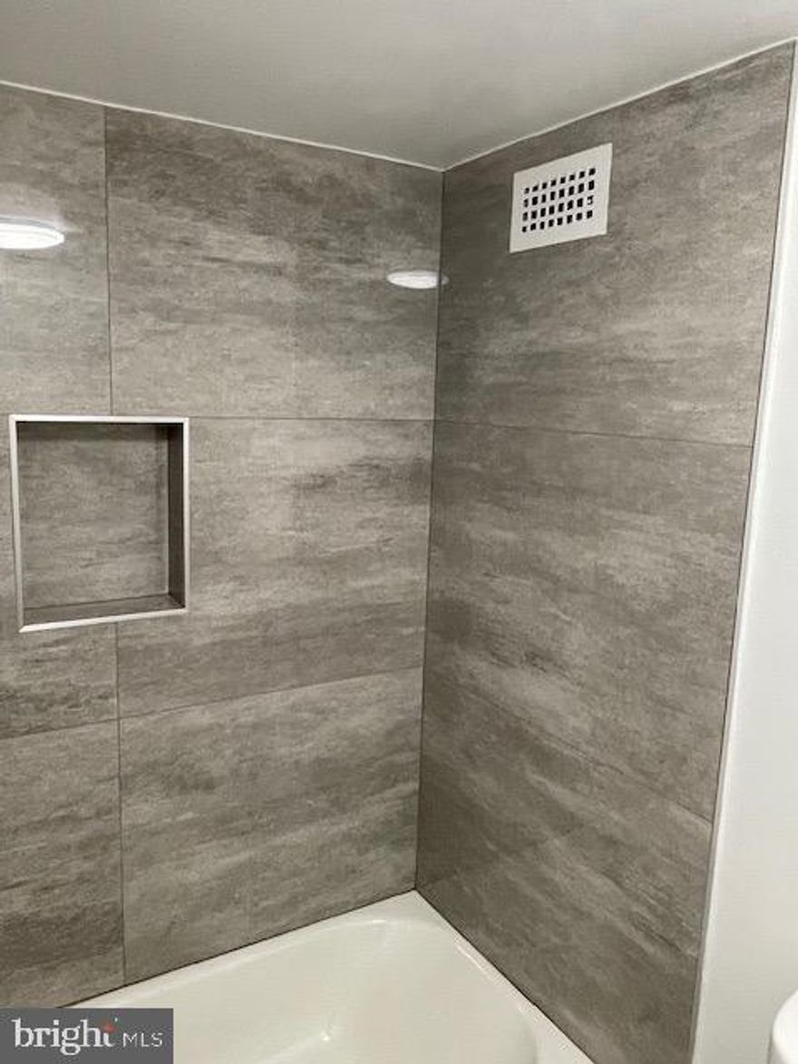 Buyer's financing fell thru!
FANTASTIC RENOVATION! Spacious, Studio unit/ Junior 1 bed, 1 bath with upgrades galore! Beautiful tile, LVP Flooring, Stainless Steel Appliances and Balcony! Call today for a showing!