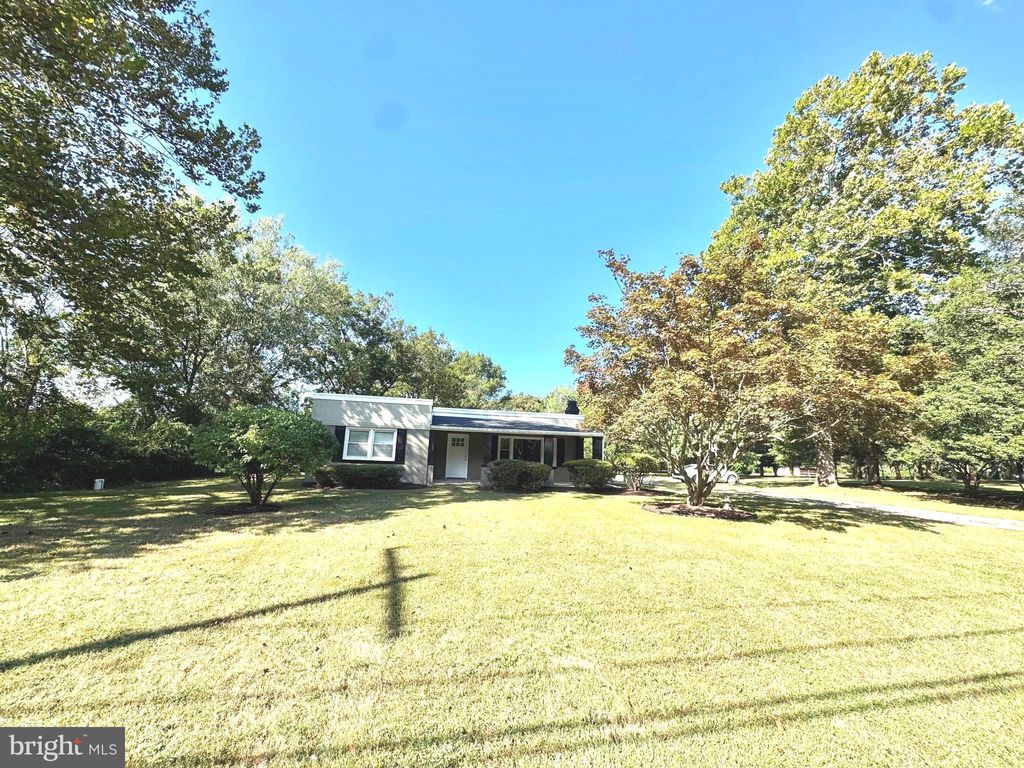 Photo of 3701 Damascus Road, BROOKEVILLE, MD 20833 (MLS # MDMC2200822)
