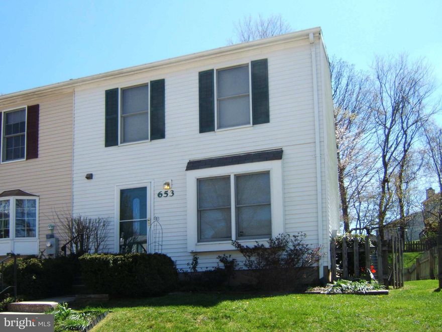 Nice roomy townhome with 3 Bedrooms, large Living Room with Wet sink with pass-through to Kitchen. Kitchen has double windows and very roomy for a large table and family dining. Family room has fireplace and plenty of room to entertain or watch games on TV. Deck receives afternoon sun. Great location for accessing 795 and the metro or take 140 up to Westminster.