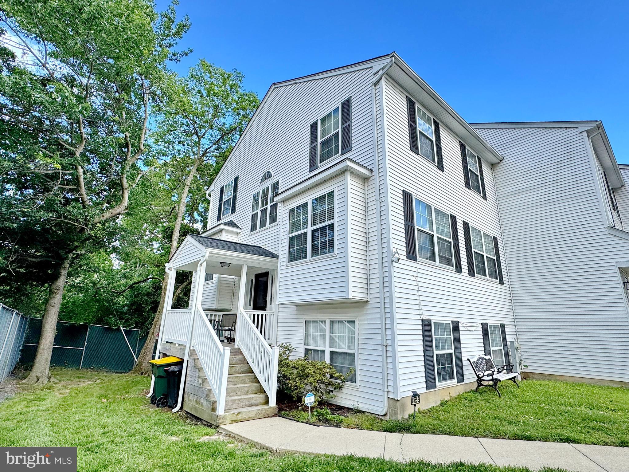 BAYSIDE TOWNHOUSES - Residential