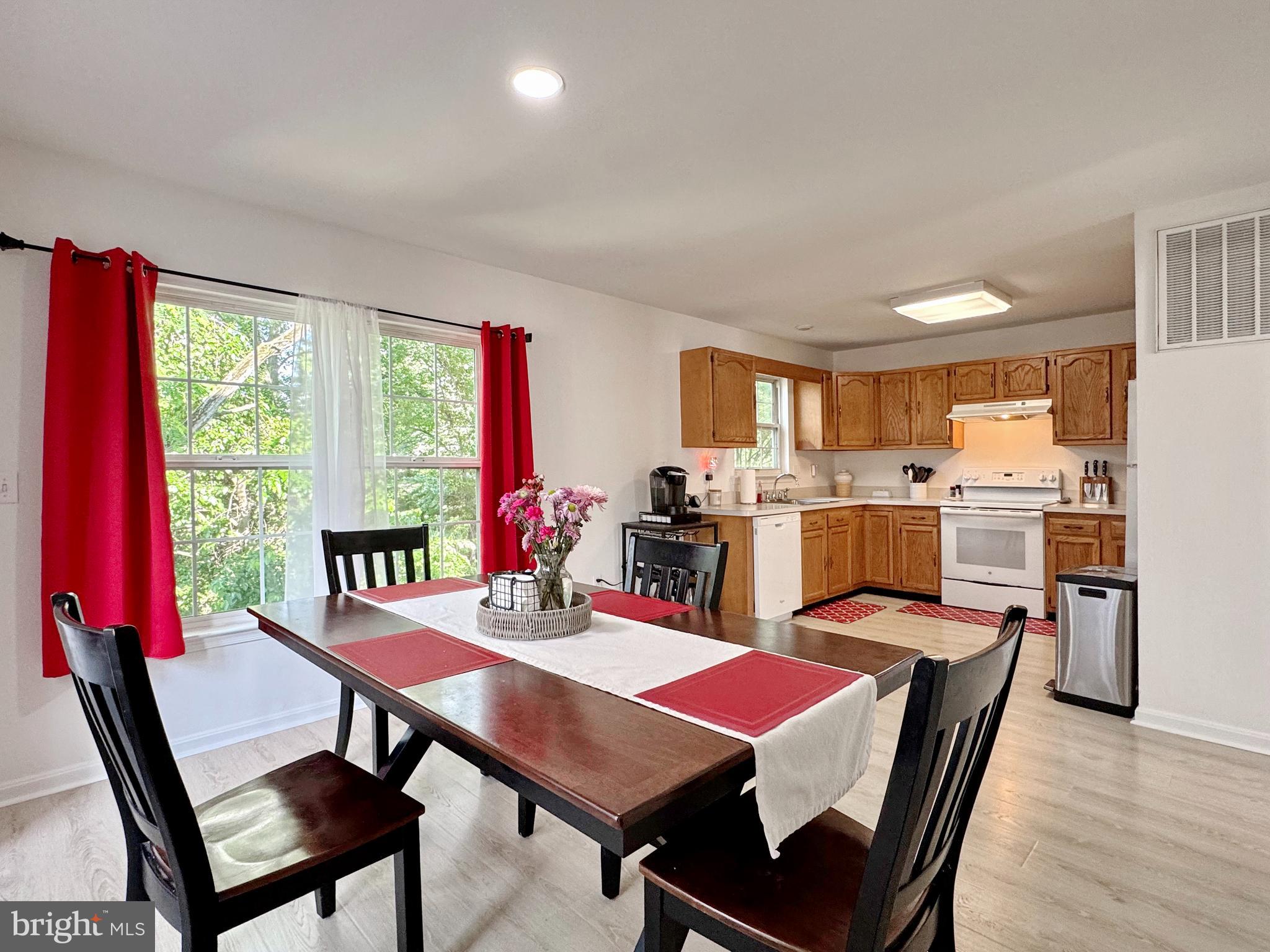 BAYSIDE TOWNHOUSES - Residential