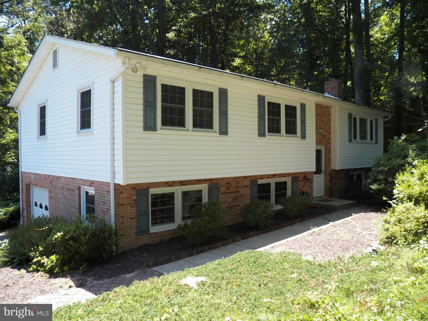 LARGE SPLIT FOYER*OVER 2700 SQUARE FEET OF FINISHED SPACE*FIREPLACES IN LR AND REC ROOM*RECENT UPDATES INCLUDING CARPET AND PAINT*VERY GENEROUS SIZED ROOMS*BEAUTIFUL ENCLOSED SCREENED PORCH AND DECK OVERLOOKING PRIVATE BACKYARD*SITUATED ON 1.23 ACRE LOT*1 YR HOME WARRANTY*COMMUNITY BEACH, PIER AND BOAT RAMPS*GREAT HOUSE!!