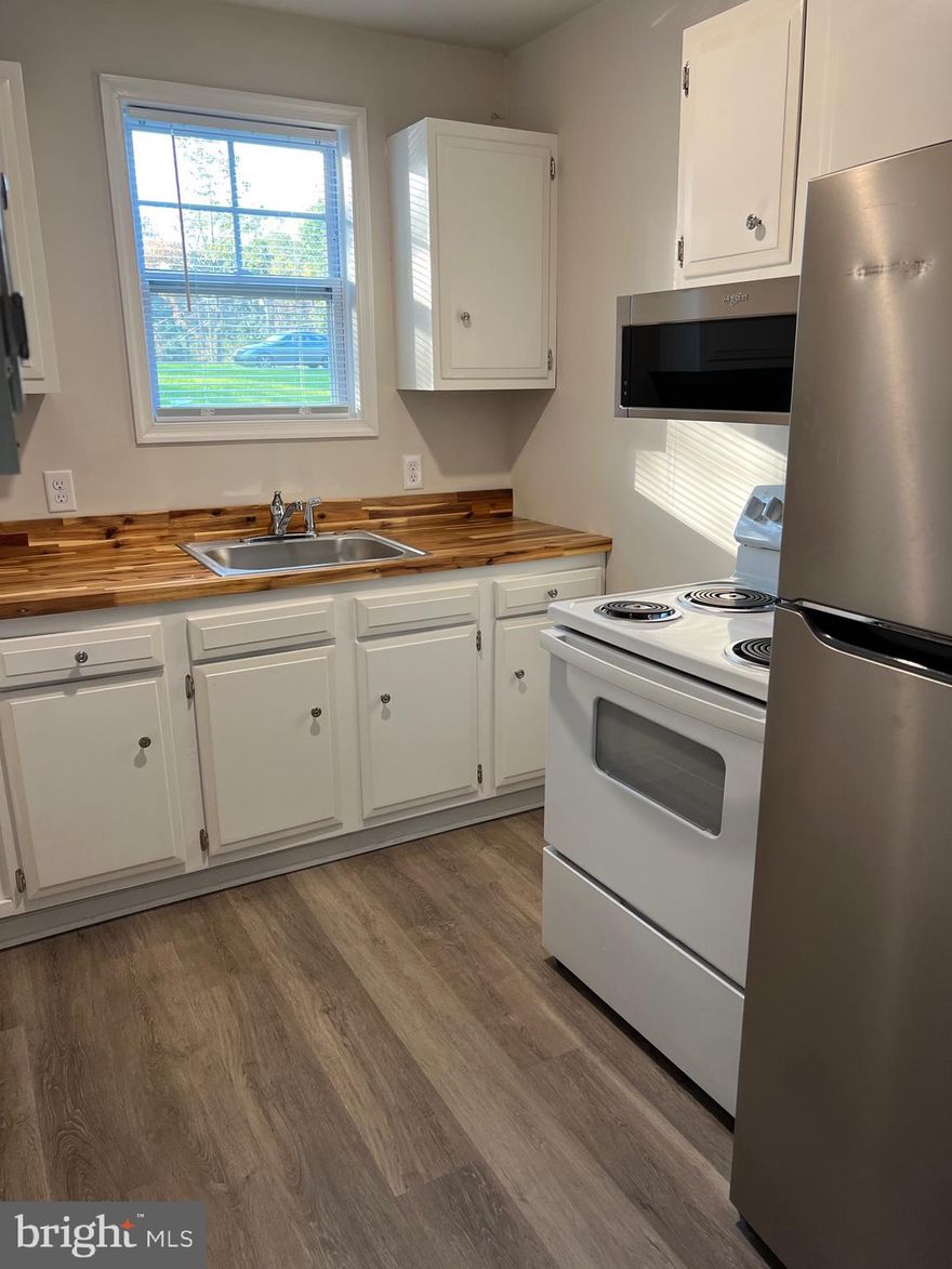 Fully Renovated 1 Bed 1 Bath units! Come to the Briarwood community and enjoy some "just out of town" living.  These one bedroom units will not dissappoint! Pets Welcome (with some restrictions). Trash Included, and you are close to everything!