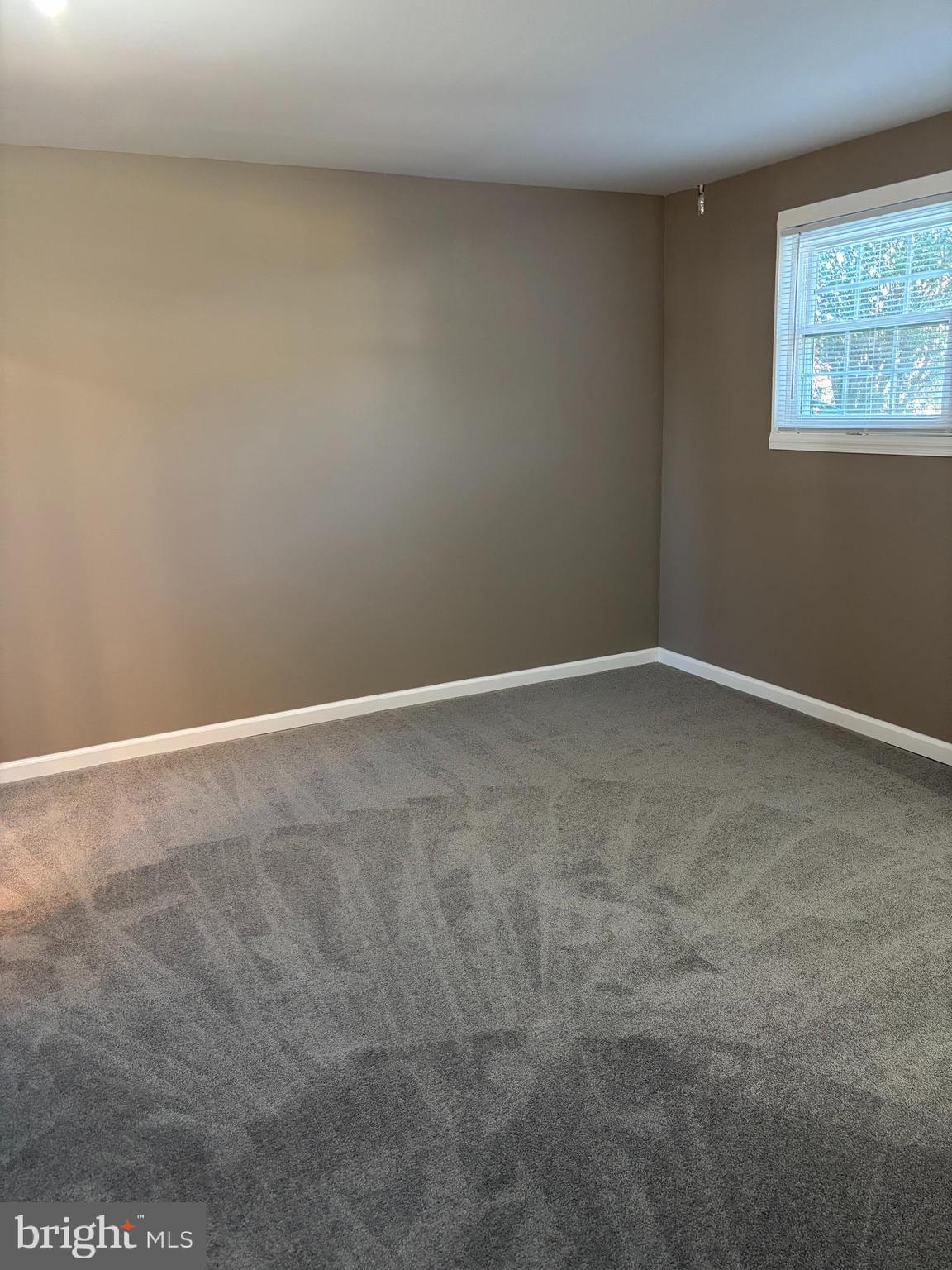 THE KNOLLS - Residential Lease