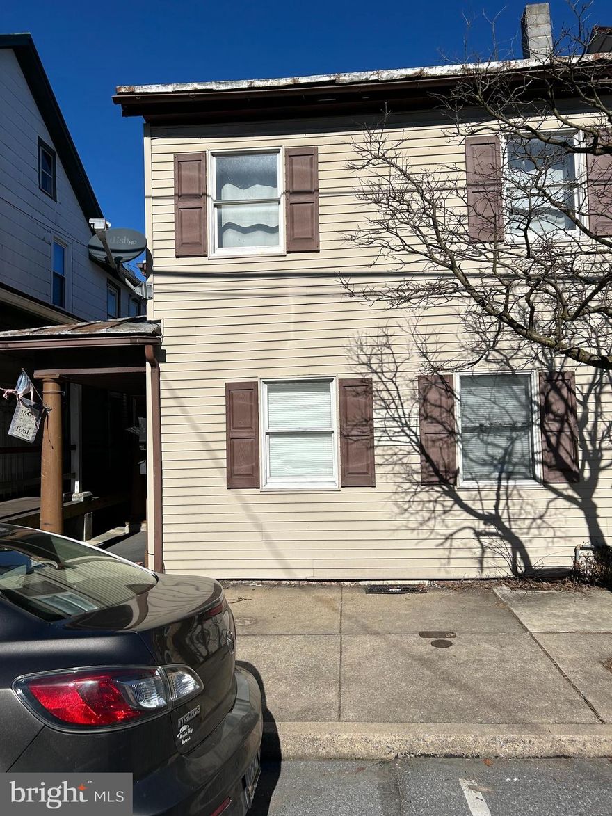 Spacious 1 bedroom apartment located in Myerstown. No Smoking. $50 nonrefundable application fee required per applicant and if selected $50
admin fee. 615 Min. Credit Score AGENTS READ REMARKS