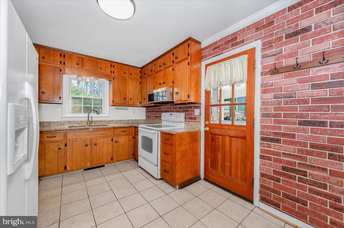 LAYTONSVILLE OUTSIDE - Residential