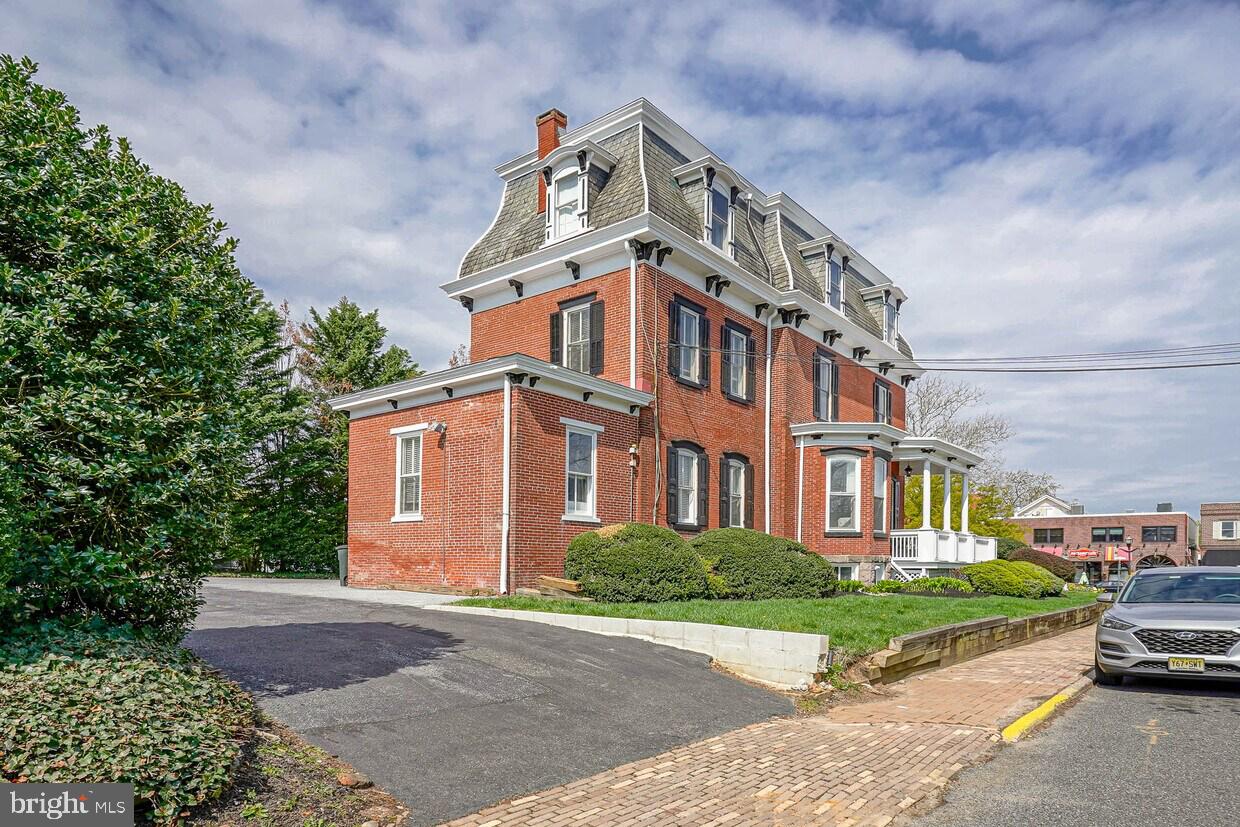 10 W MAIN STREET