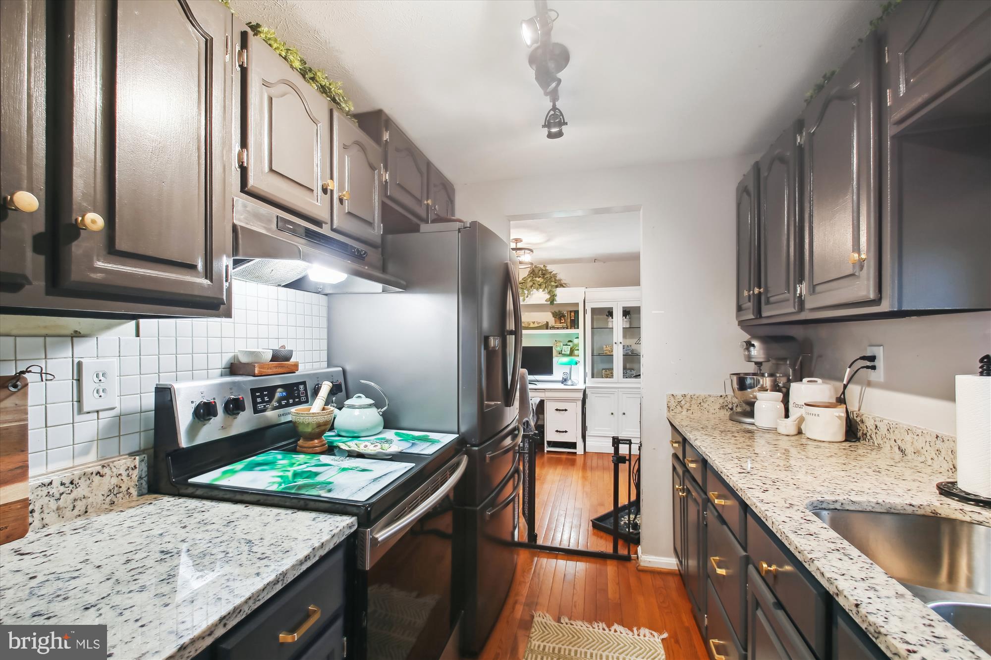 WHISPERING WOODS - Residential