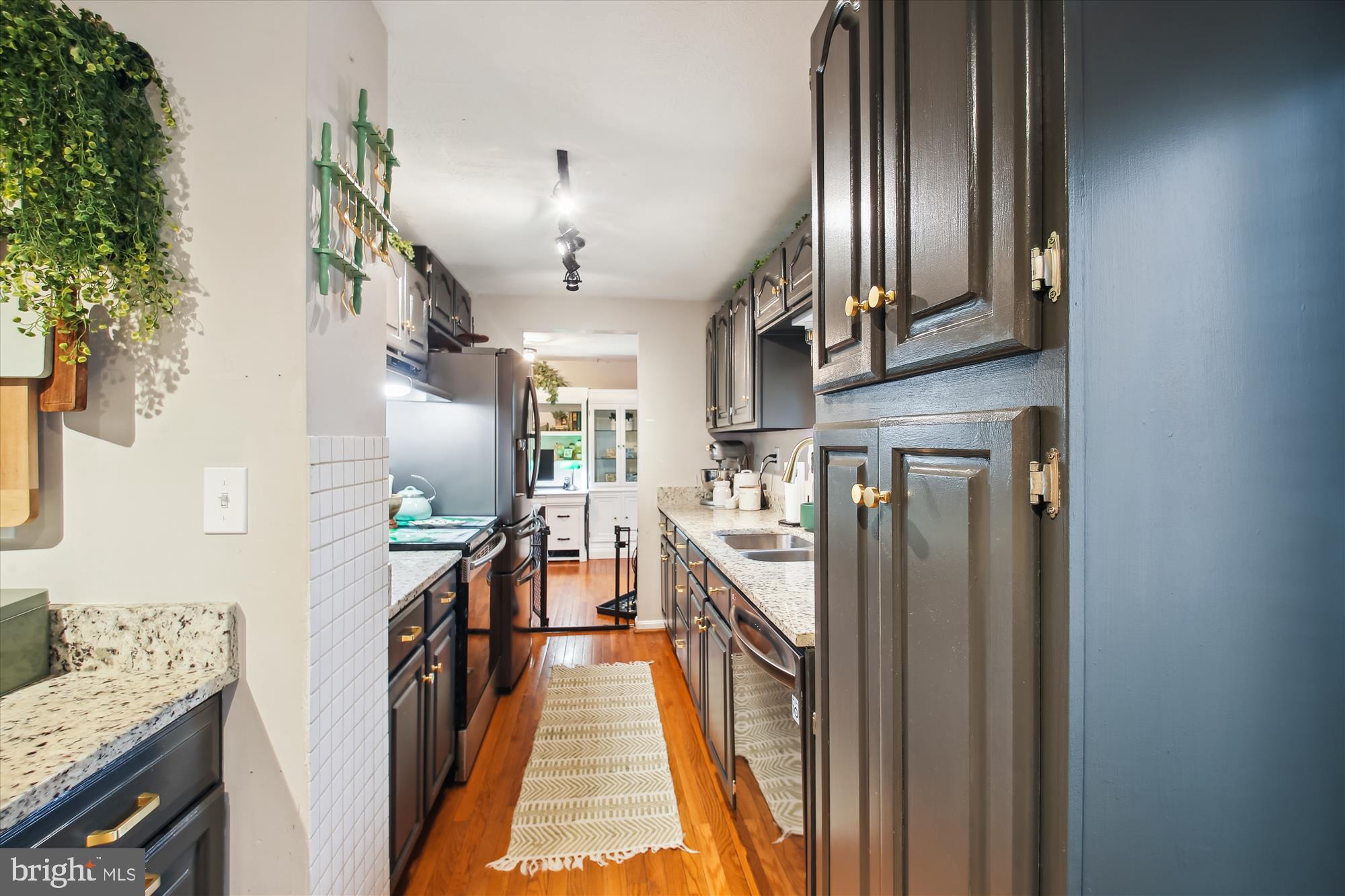 WHISPERING WOODS - Residential