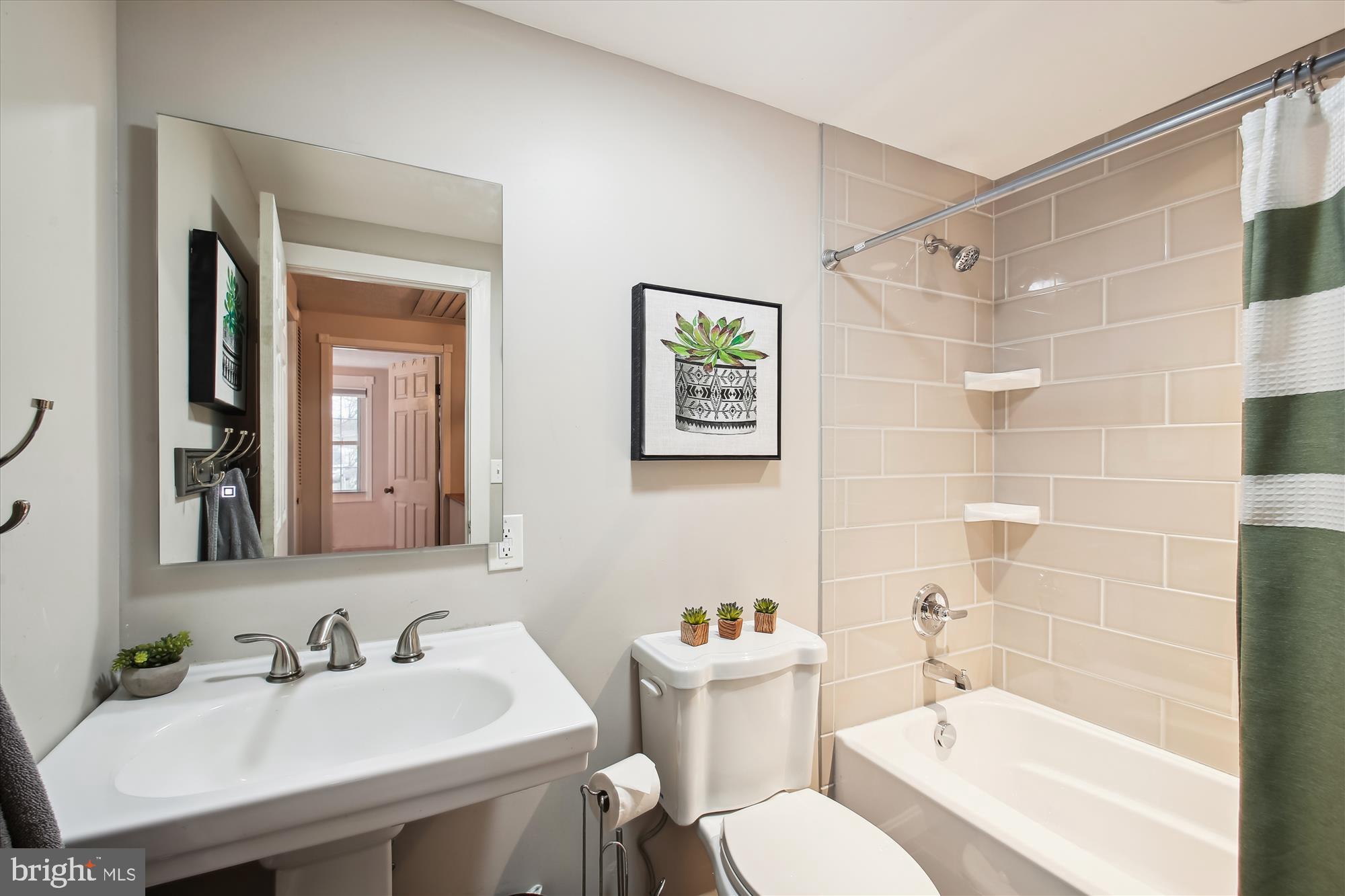 WHISPERING WOODS - Residential