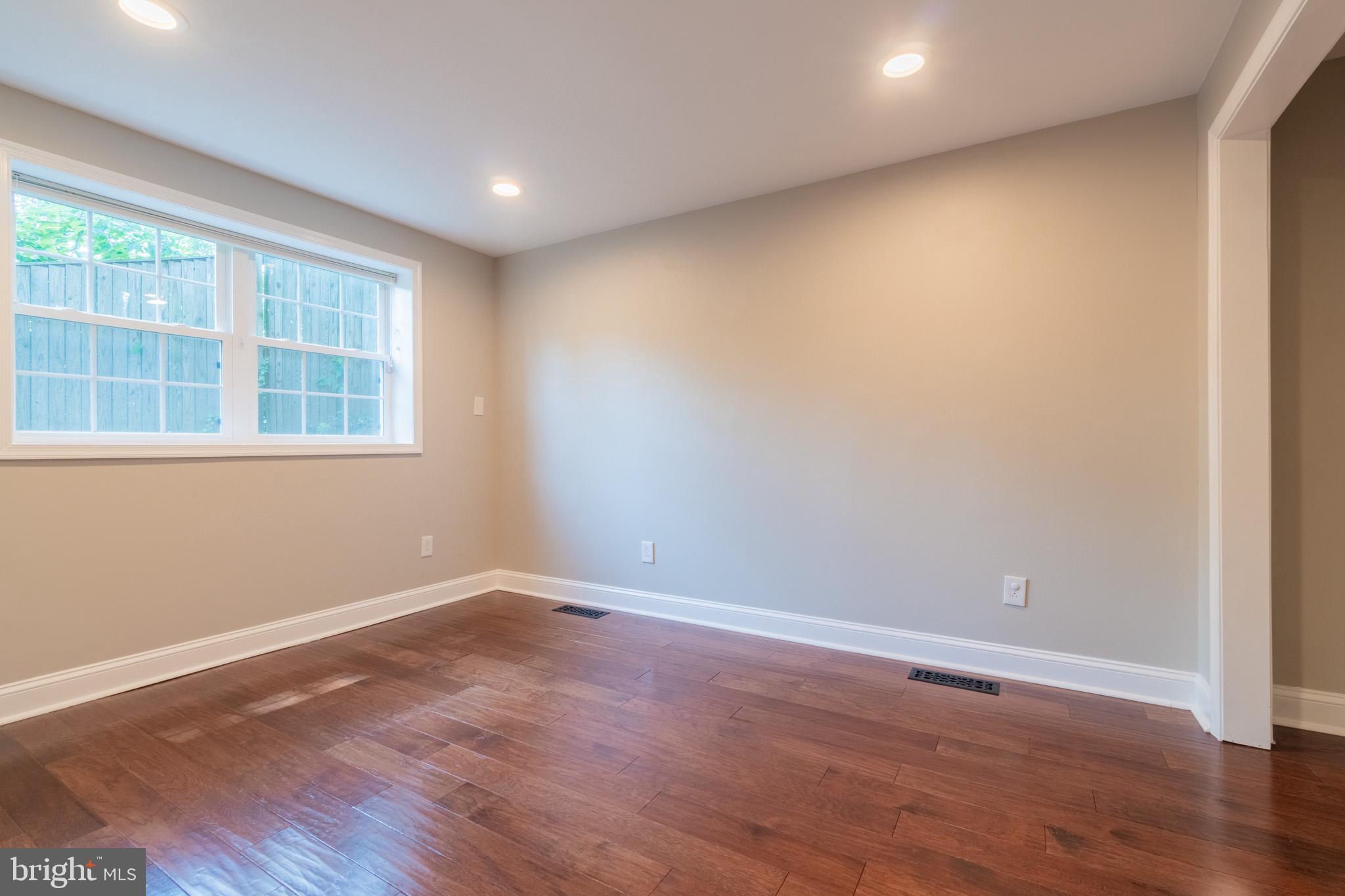 COLUMBIA FOREST - Residential Lease