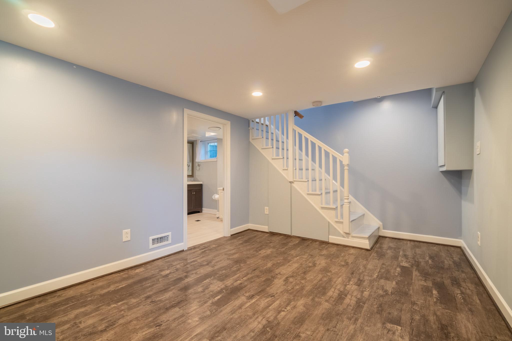 COLUMBIA FOREST - Residential Lease