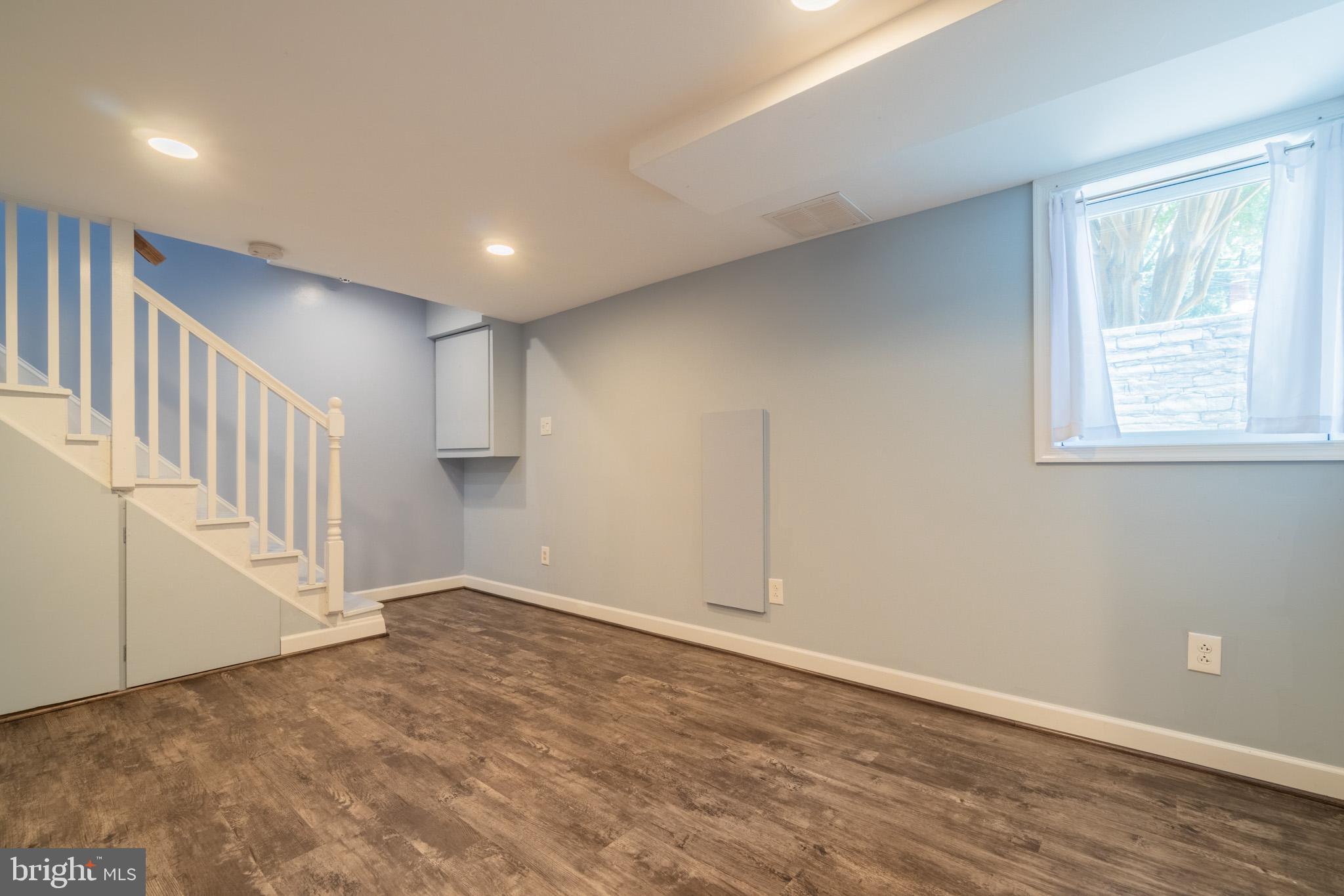 COLUMBIA FOREST - Residential Lease