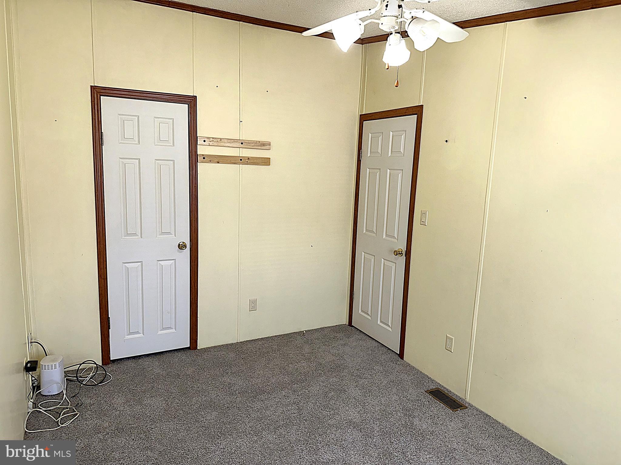 HOLIDAY MOBILE ESTATES - Residential