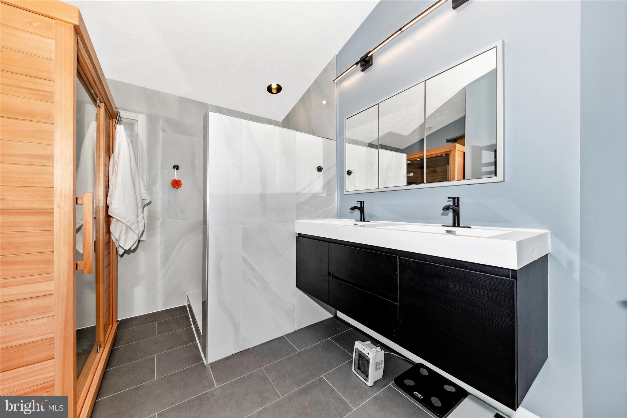 SENECA CHASE - Residential