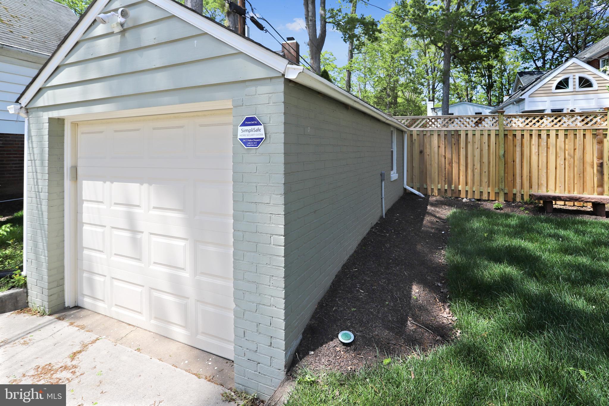 LARCHMONT - Residential Lease