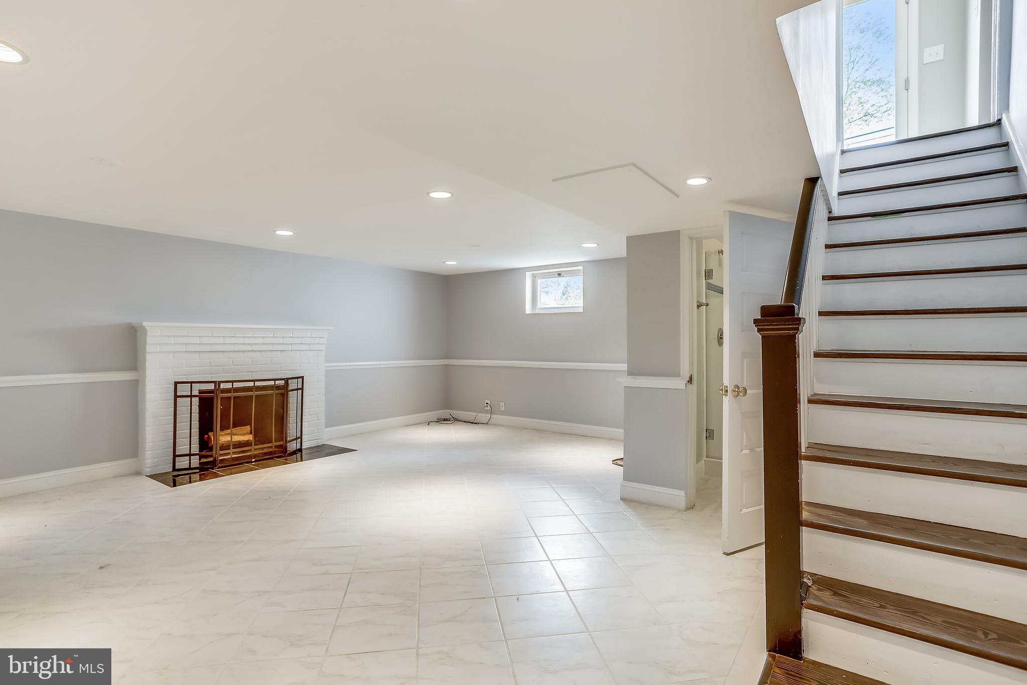 LARCHMONT - Residential Lease