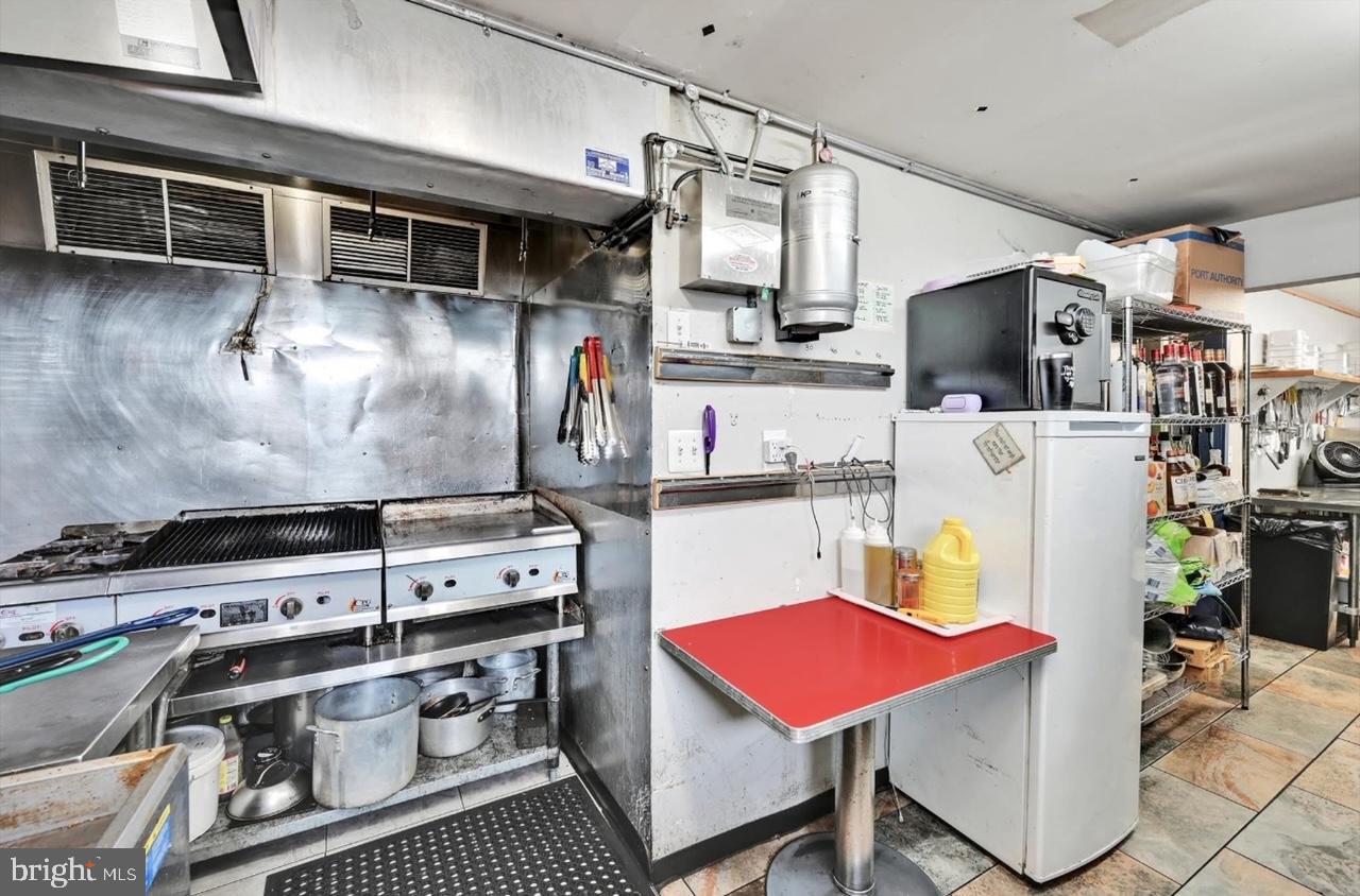 10 W OAK STREET