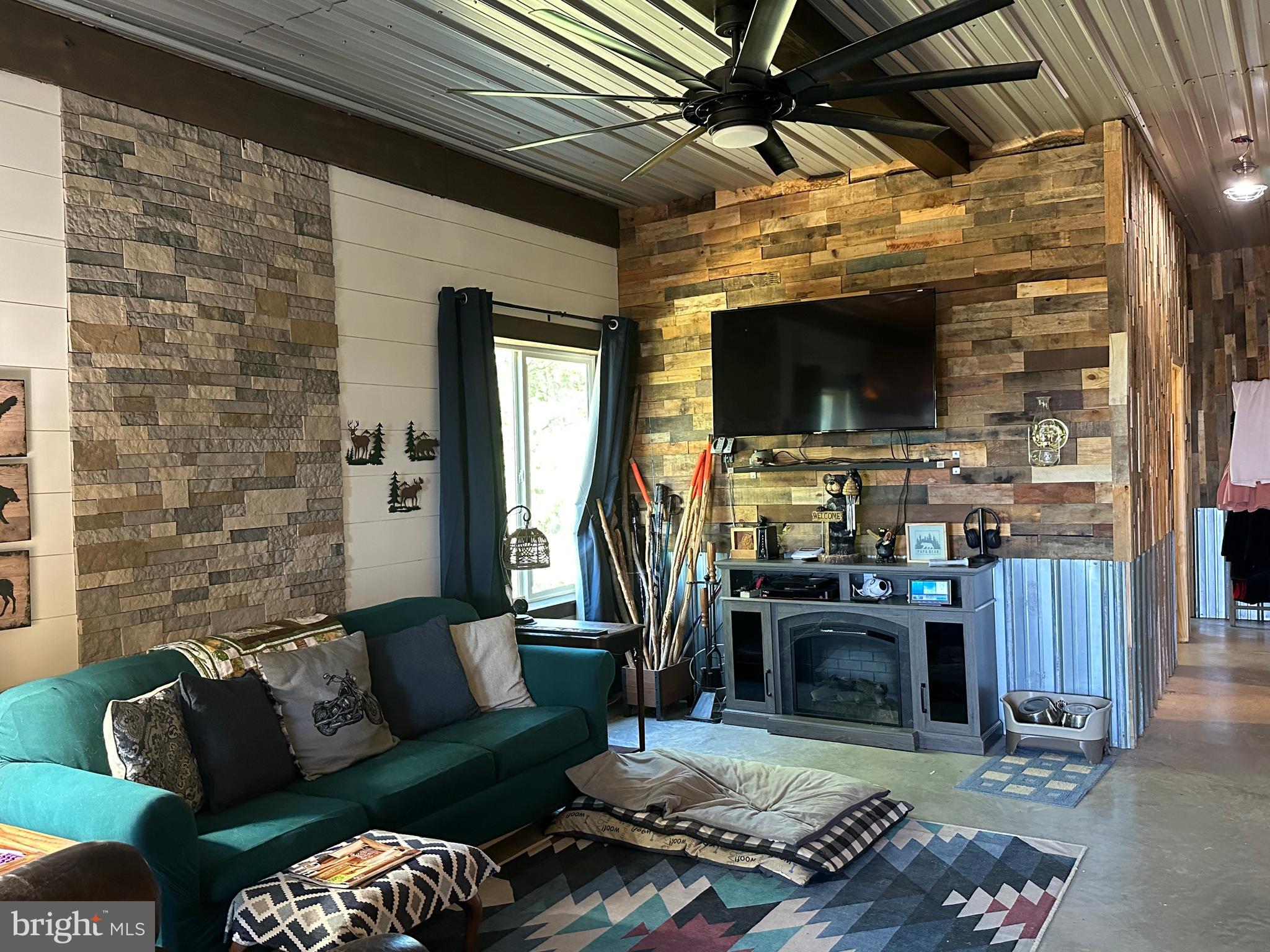 SHADOW KNOLLS - Residential