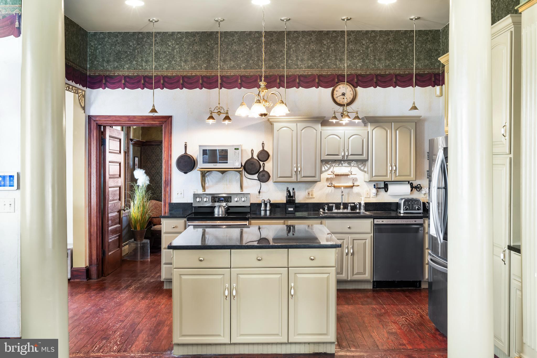 BAUERNSCHMIDT MANOR - Residential