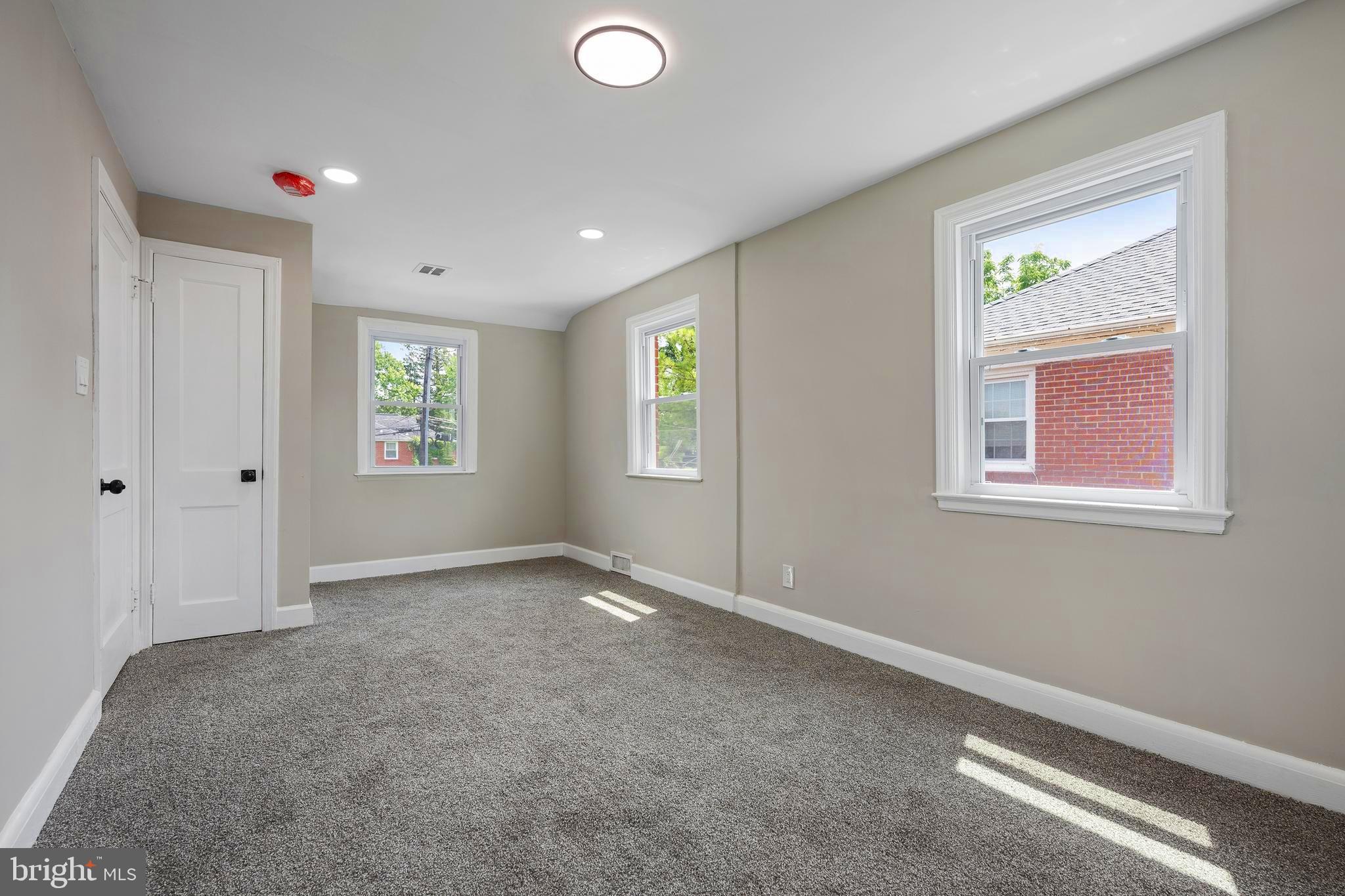 COLONIAL VILLAGE - Residential