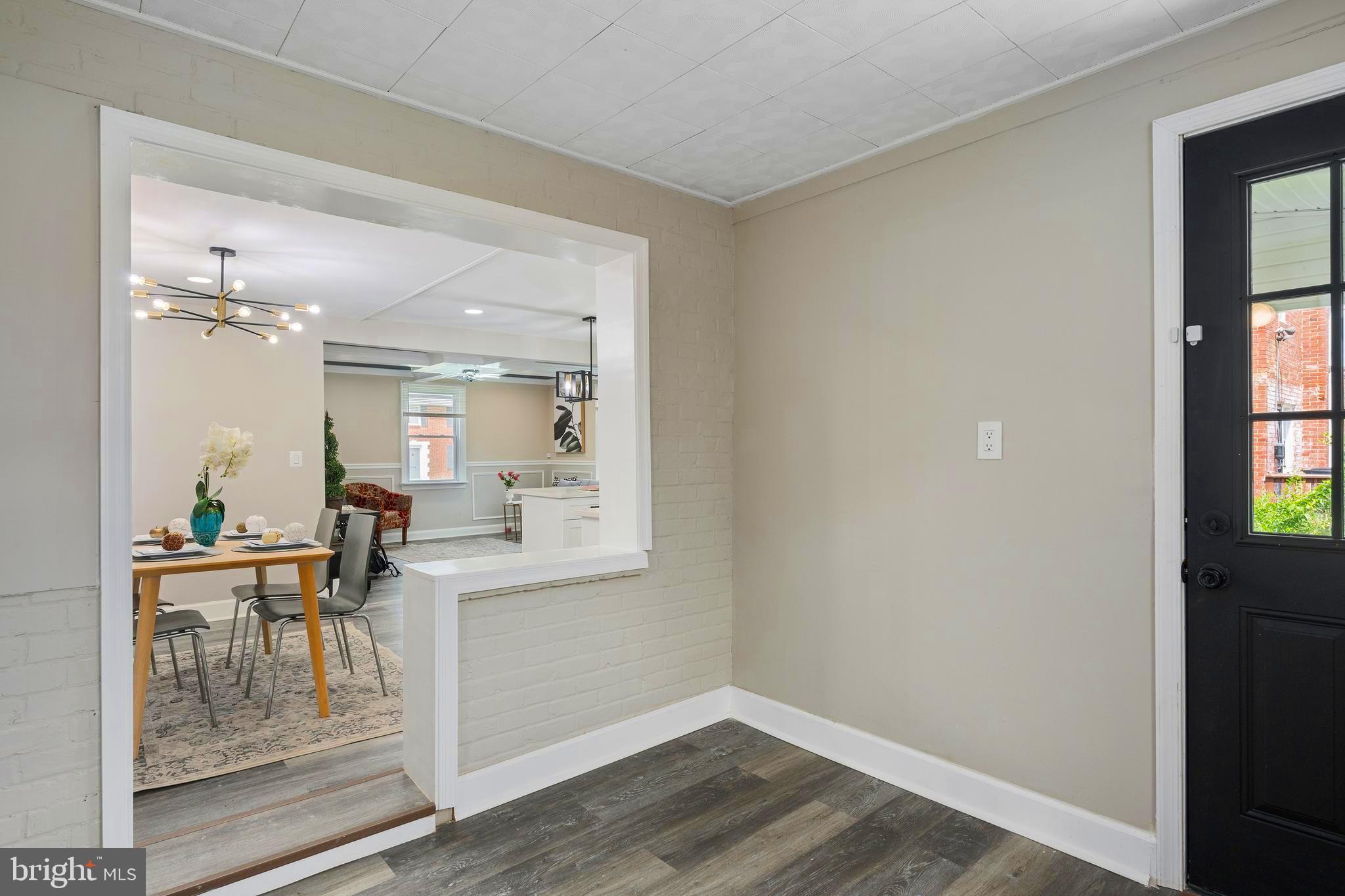 COLONIAL VILLAGE - Residential