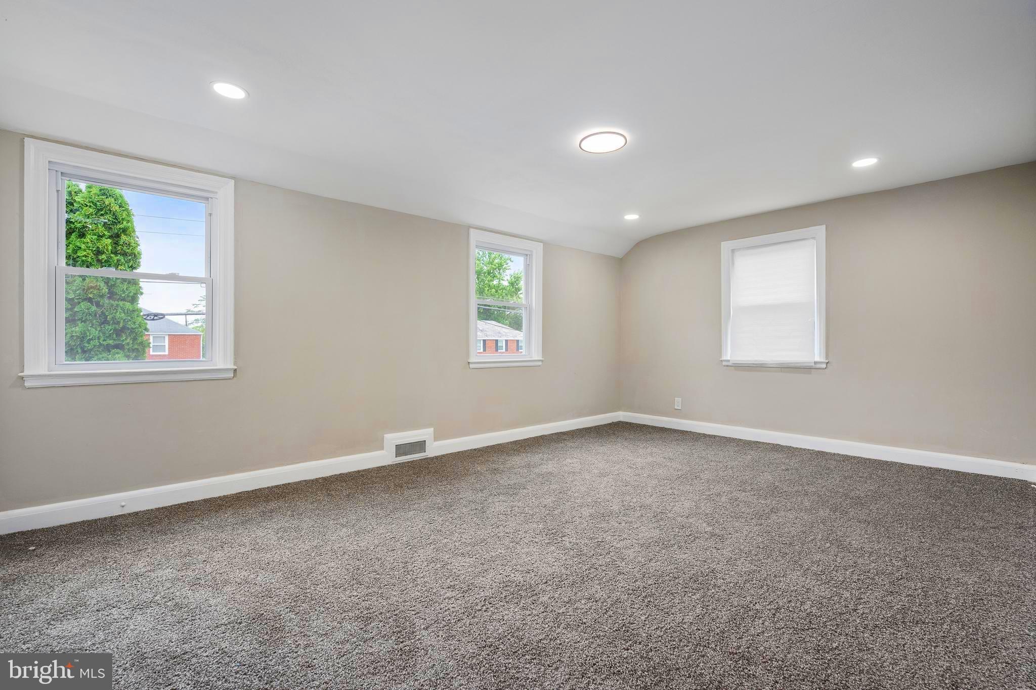 COLONIAL VILLAGE - Residential