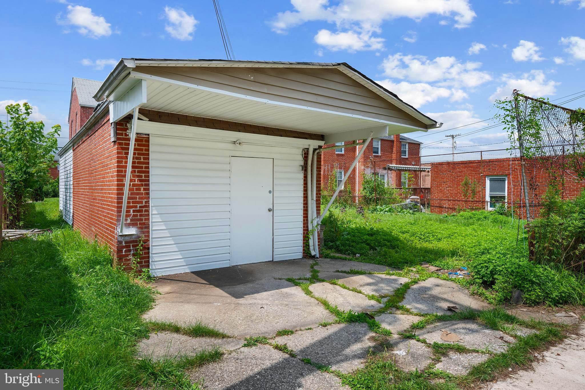 COLONIAL VILLAGE - Residential