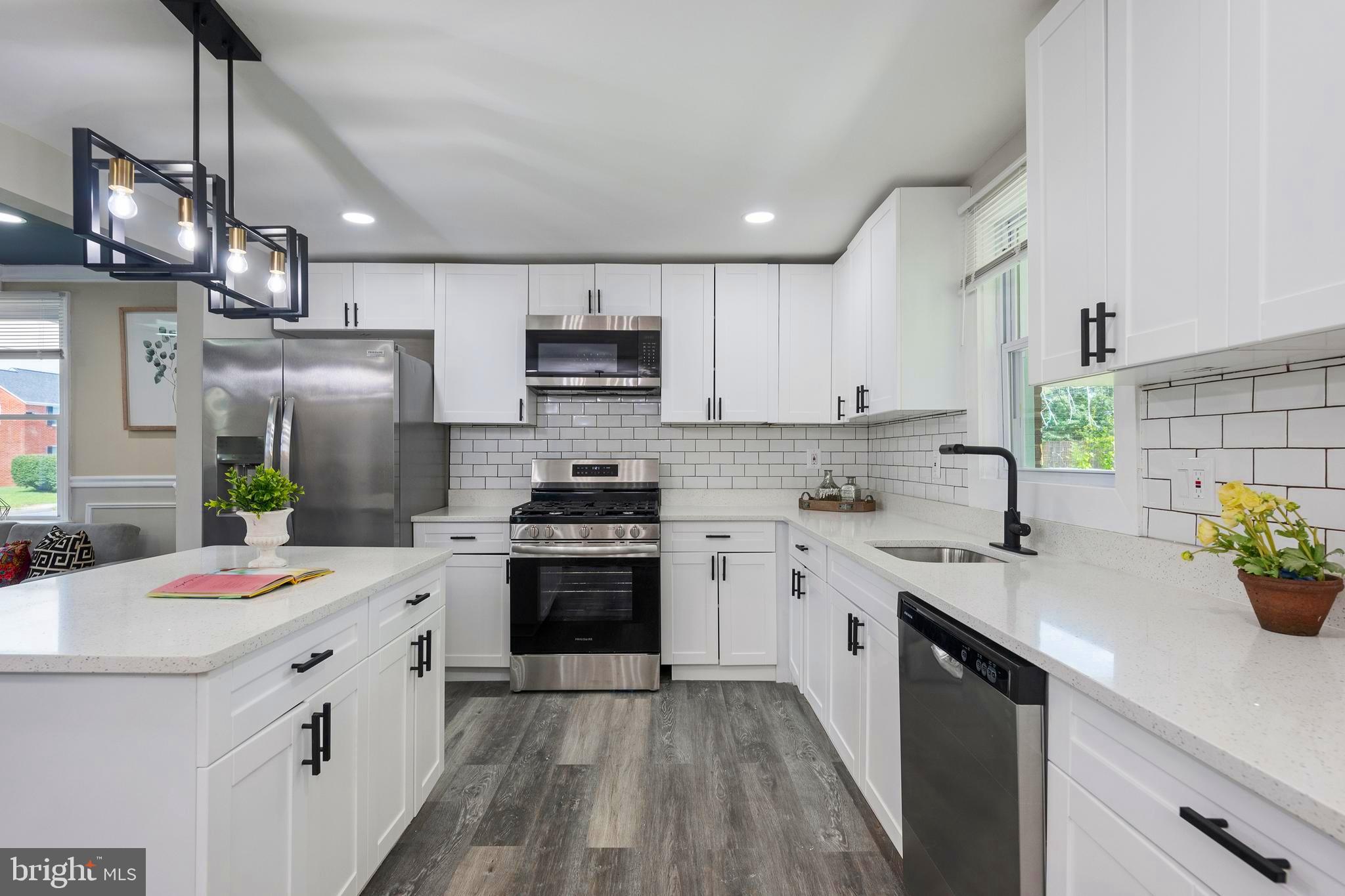 COLONIAL VILLAGE - Residential