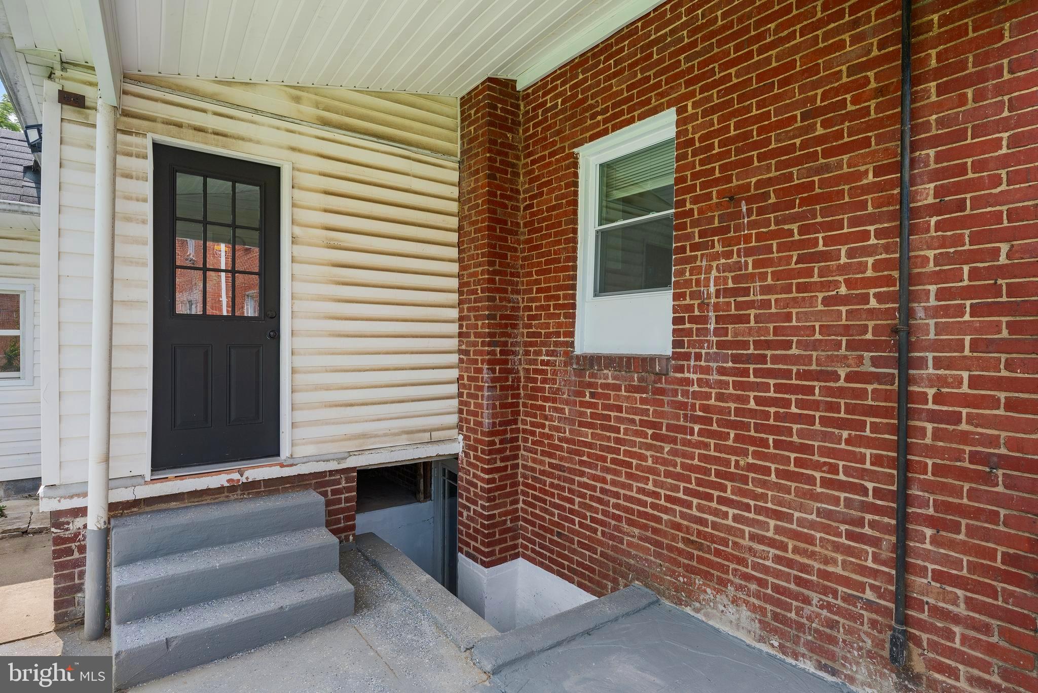 COLONIAL VILLAGE - Residential