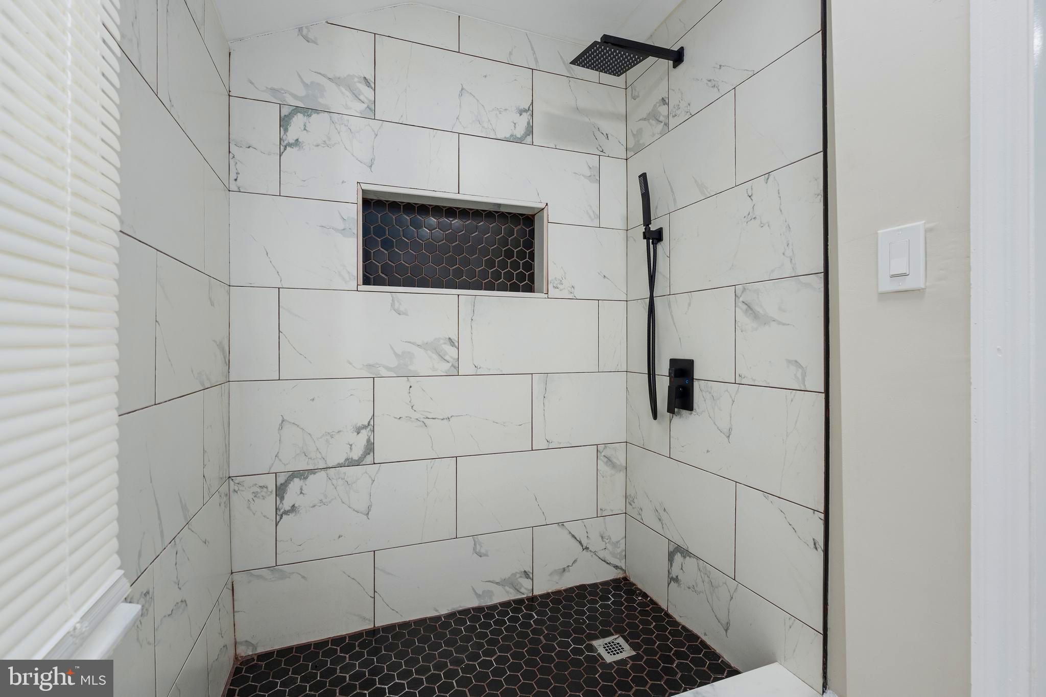 COLONIAL VILLAGE - Residential